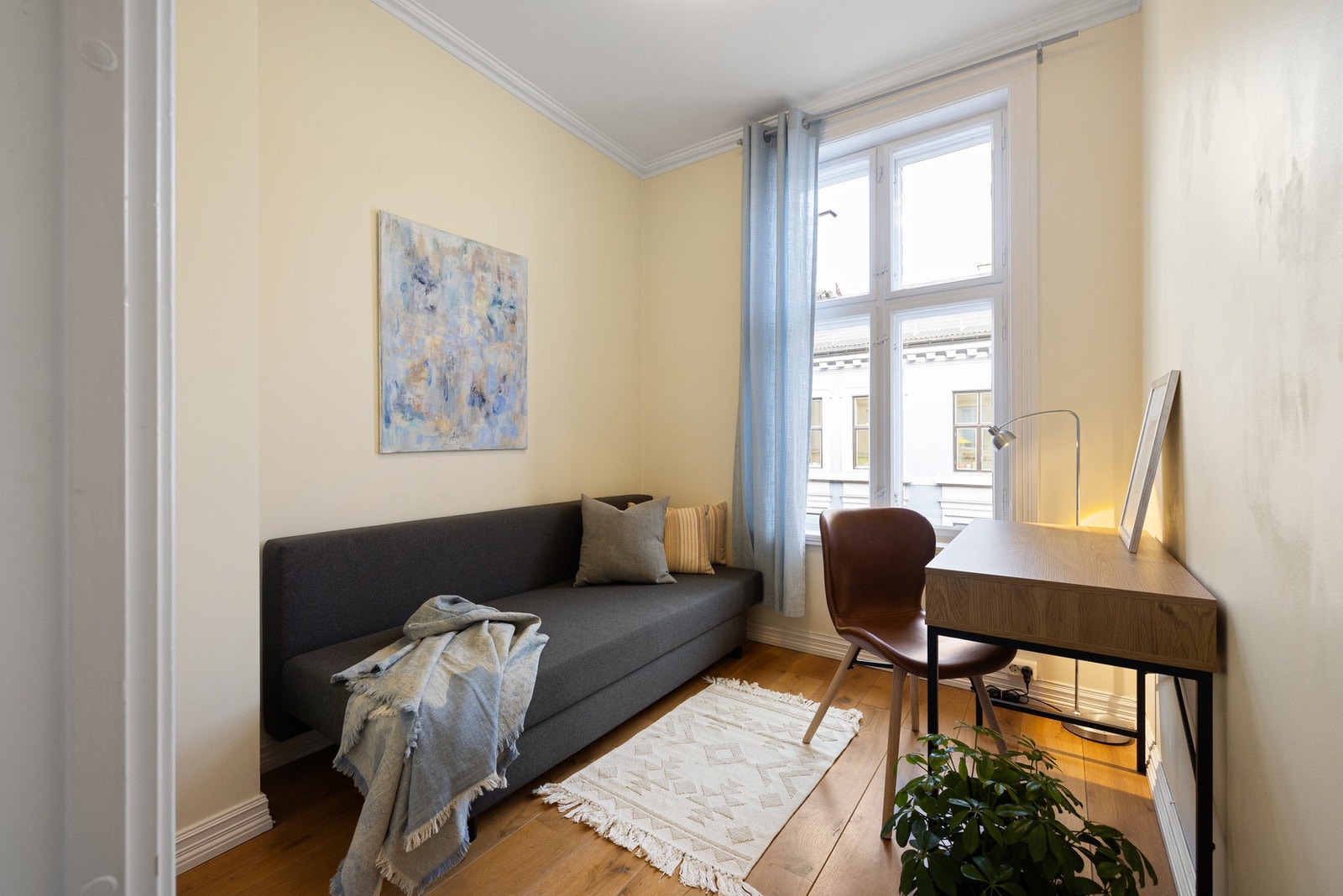 Soverom 4 benyttes i dag som kombinert kontor og gjesterom, og er et fleksibelt rom som enkelt kan tilpasses ulike behov. Galleribilde