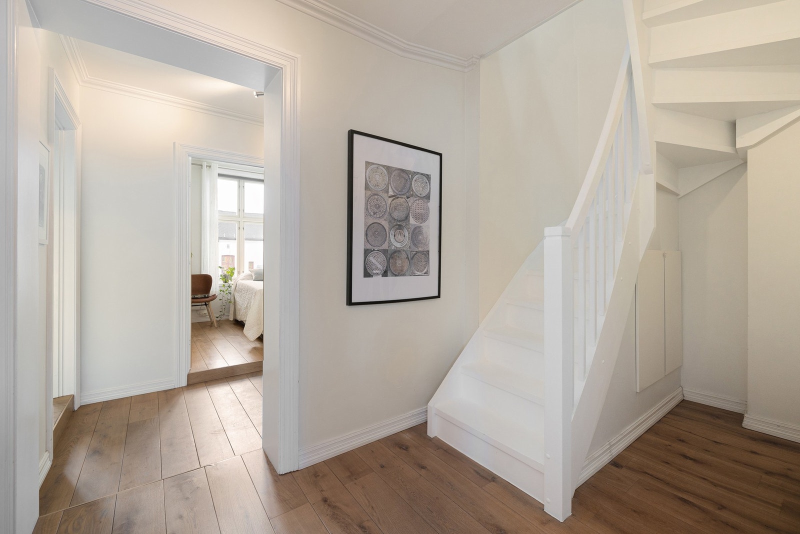 Under trappen er det smart oppbevaringsplass, og det er også gode muligheter for å tilpasse ytterligere lagringsløsninger etter behov. Galleribilde