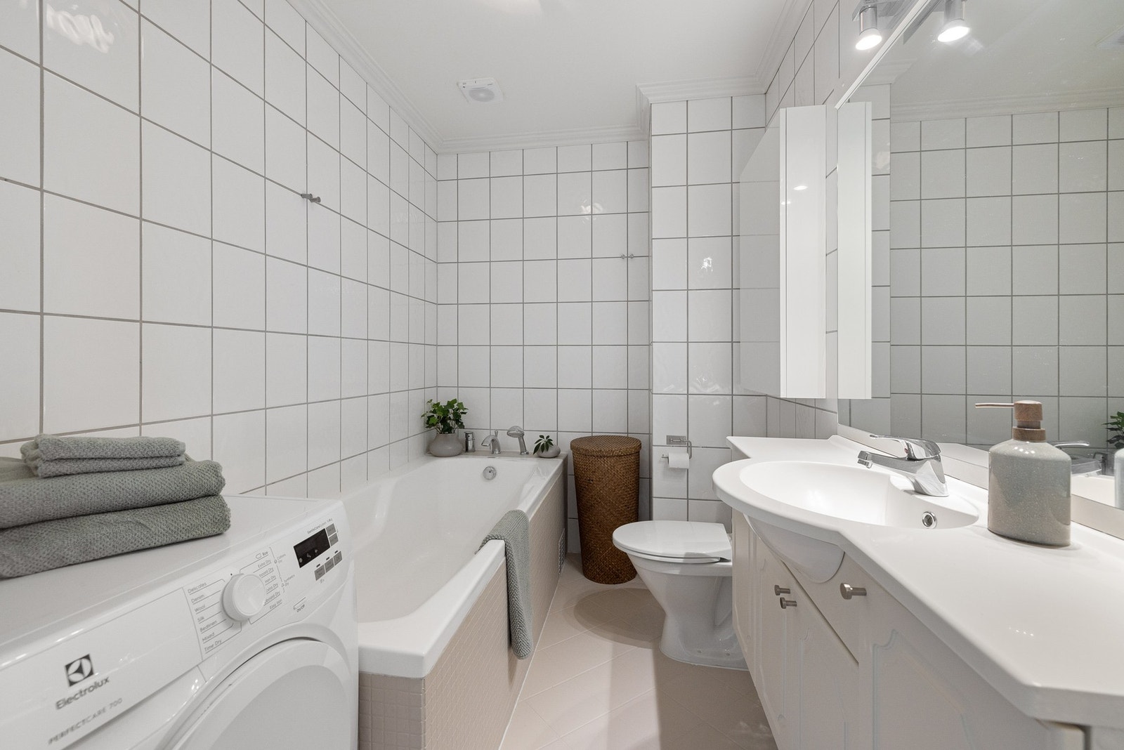 Baderommet i boligens første etasje er det største badet og har flislagte overflater og behagelig gulvvarme. Galleribilde