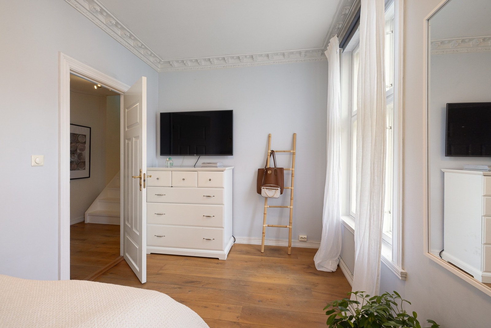 Soverom 3 er ideelt som barnerom / ungdomsrom, med plass til seng, garderobe, skrivepult og lekesone - et lyst og trivelig rom for de minste. Galleribilde