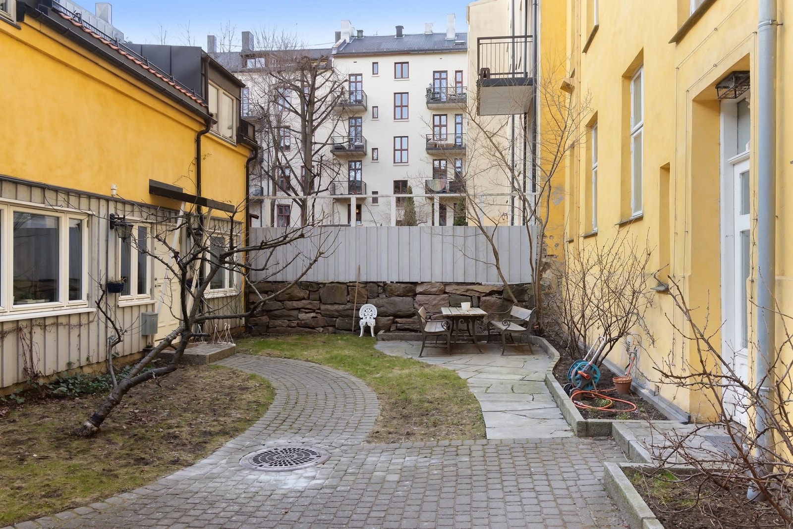 Sameiets bakgård er pent opparbeidet med plass for å nyte de varme sommerdagene. Galleribilde