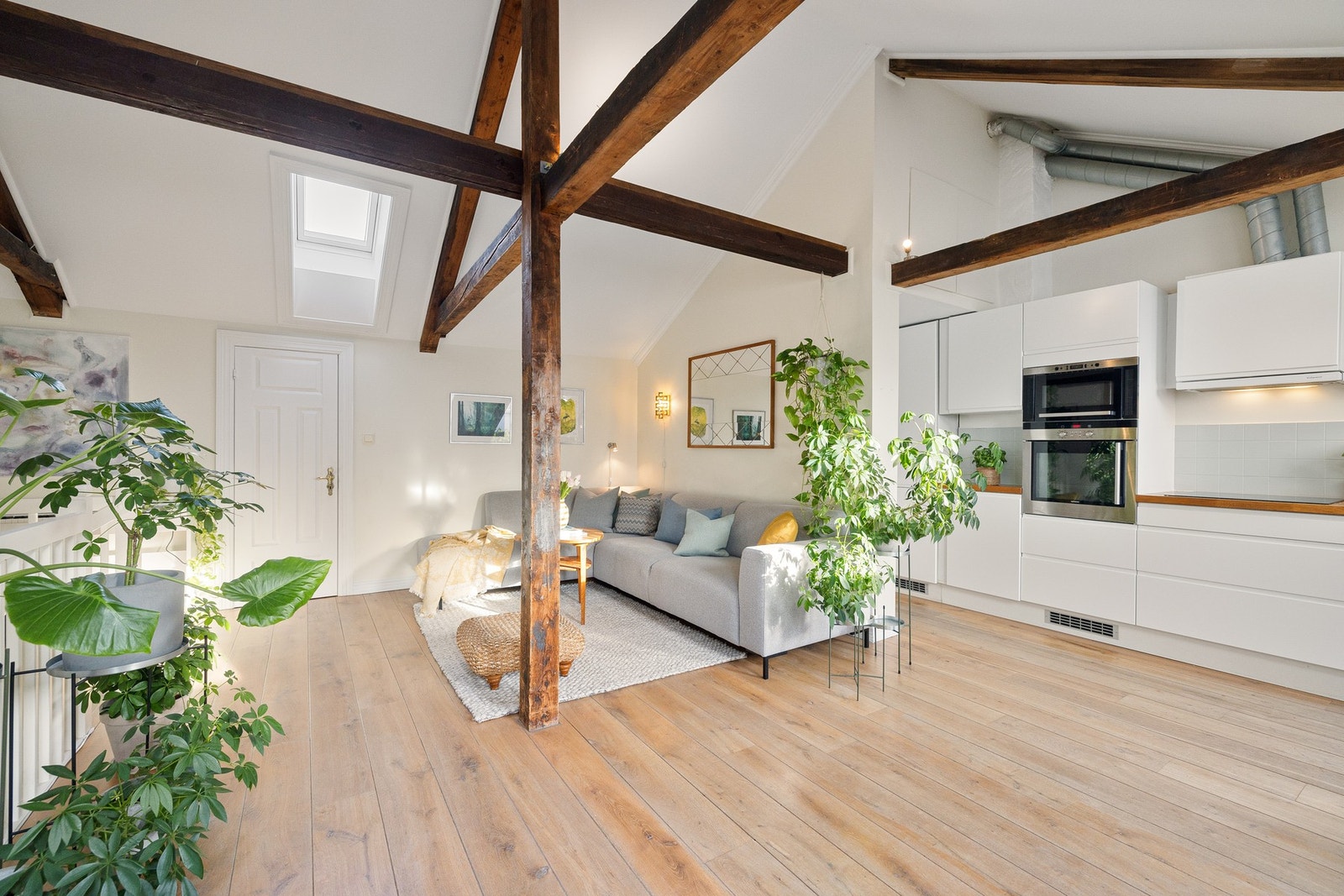 I bakkant av stuen har du en bod med gulvareal på hele 7,8m². Denne gir godt med ekstra oppbevaringsmuligheter. Galleribilde