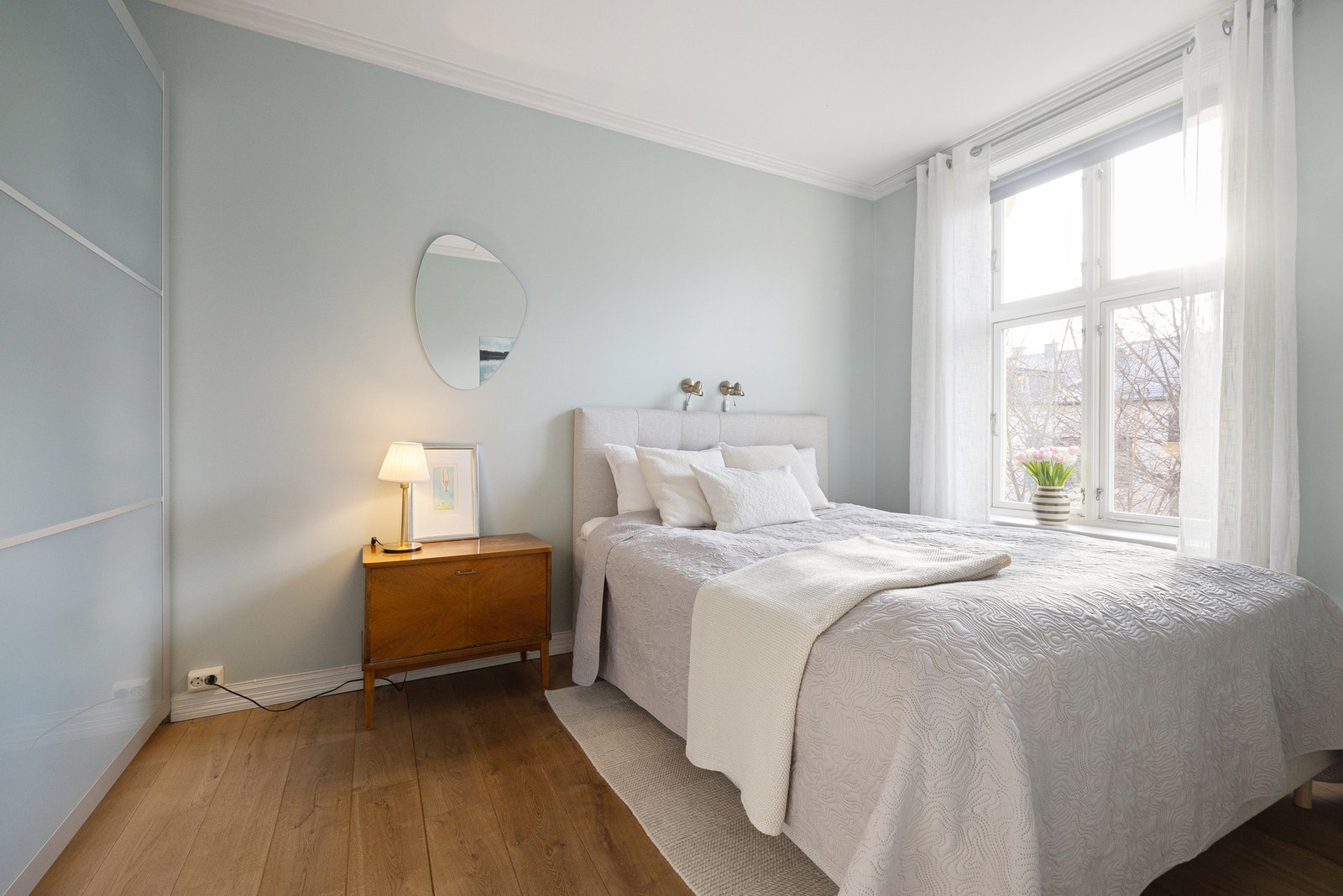 Alle boligens fire soverom er praktisk plassert i første etasje og byr på stor fleksibilitet i bruk, enten du har behov for flere soverom, hjemmekontor, bibliotek, gjesterom eller andre tilpasninger. Avbildet er hovedsoverommet. Galleribilde