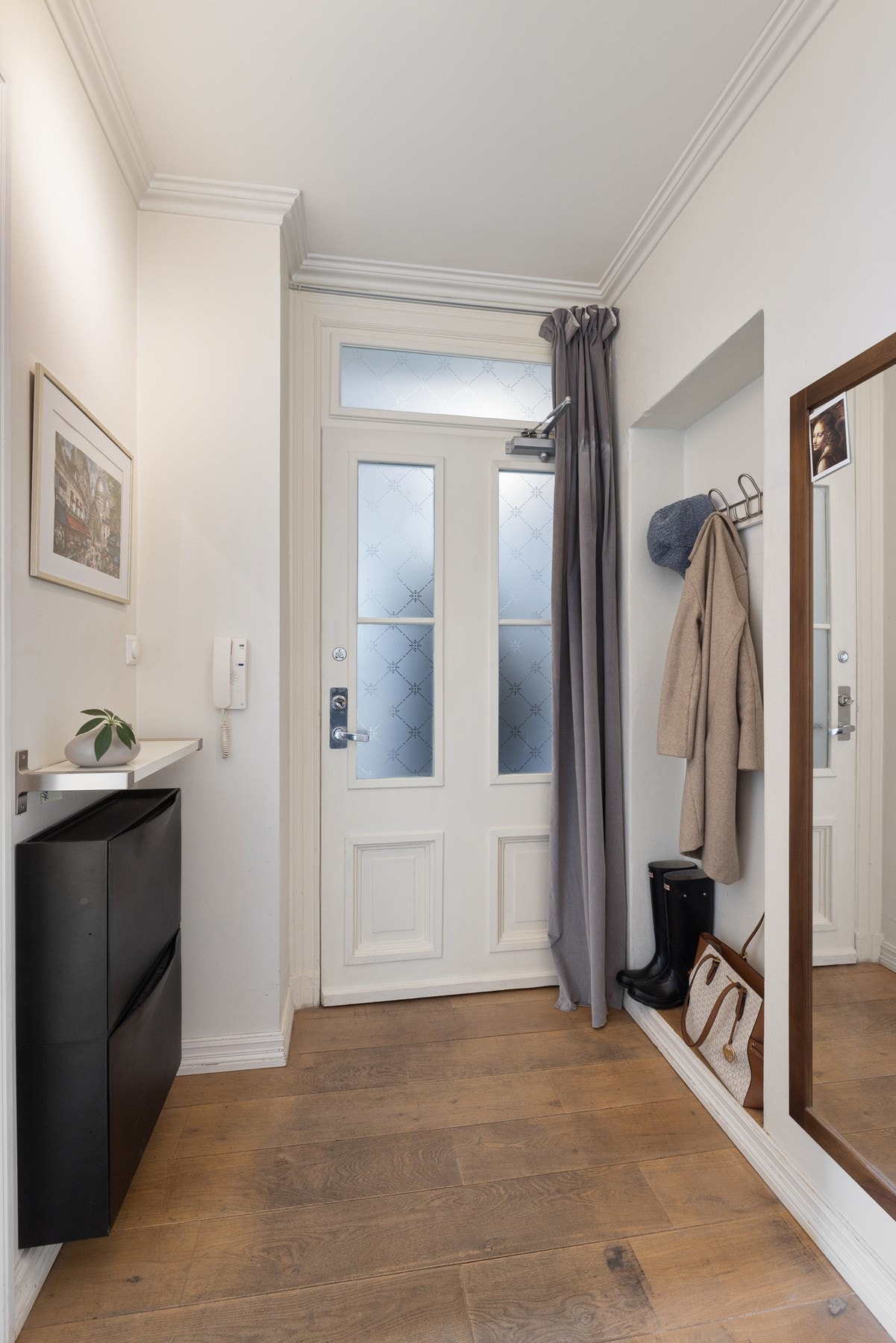 Med praktiske løsninger i entréen sørger for en ryddig og funksjonell inngangssone. Galleribilde