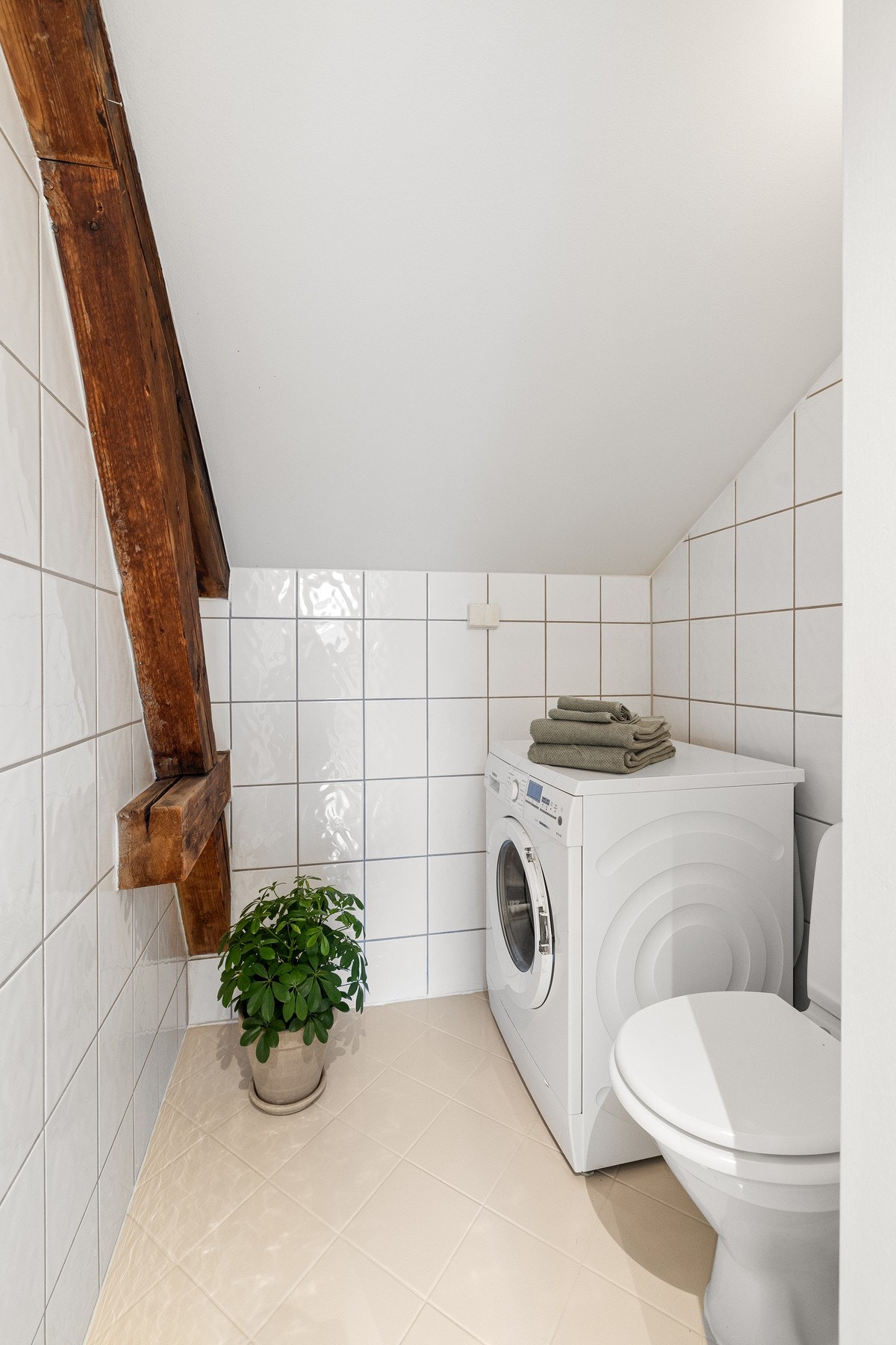 Badet er praktisk delt inn i to soner hvorav opplegg for vaskemaskin og toalett befinner seg i den innerste sonen. Galleribilde