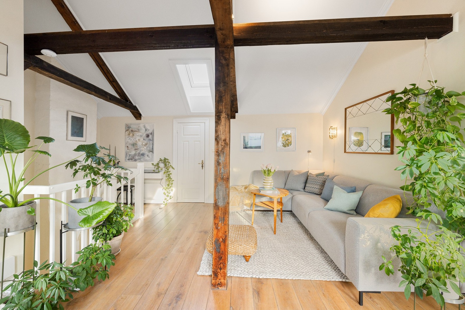 Stuen byr på god plass til både hyggelig sofakrok med mediemøblement, samt en spisestue med rom for langbord. Galleribilde