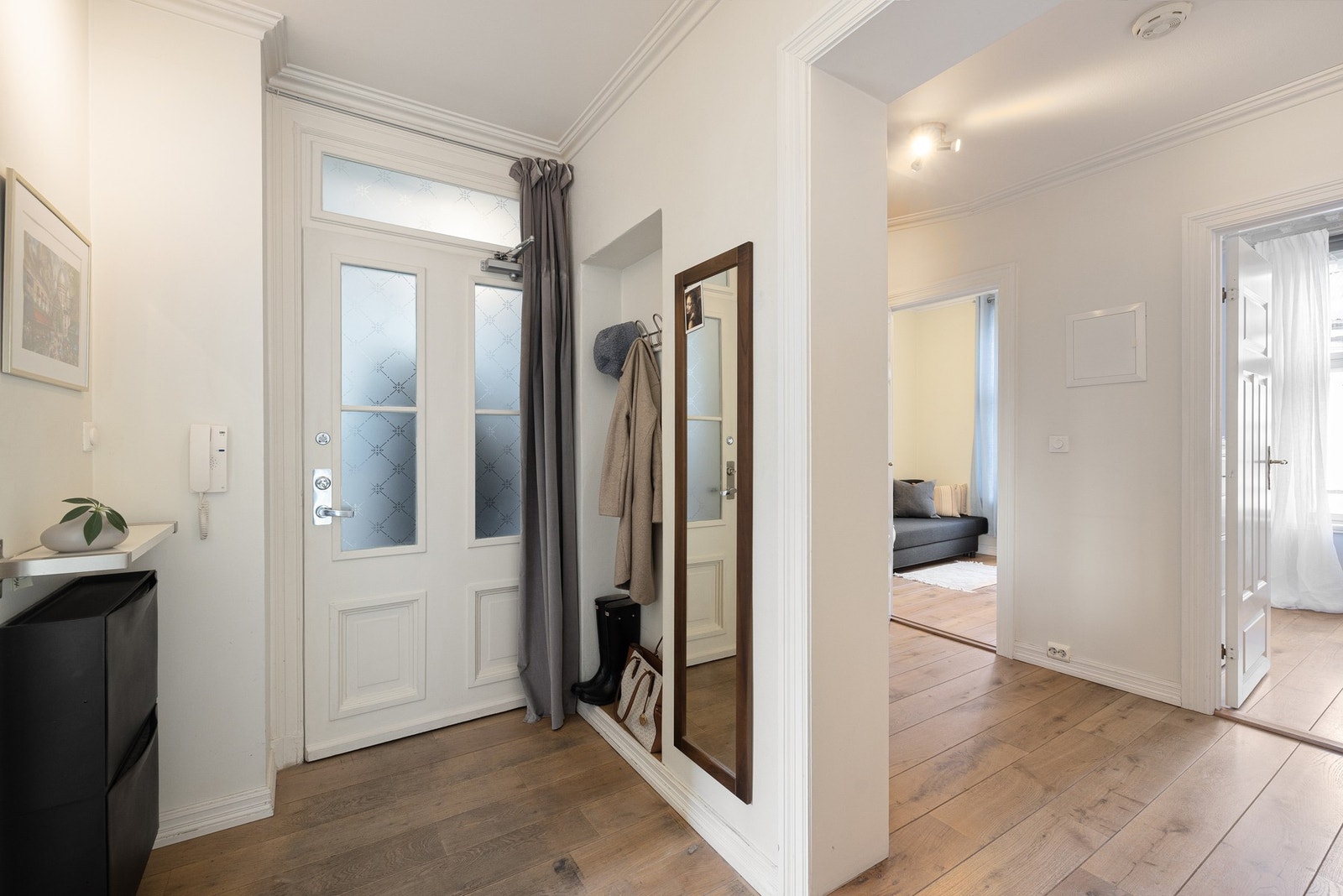 Flott entré med en lekker inngangsdør med fire dekorative glassfelt som gir et elegant førsteinntrykk. Galleribilde