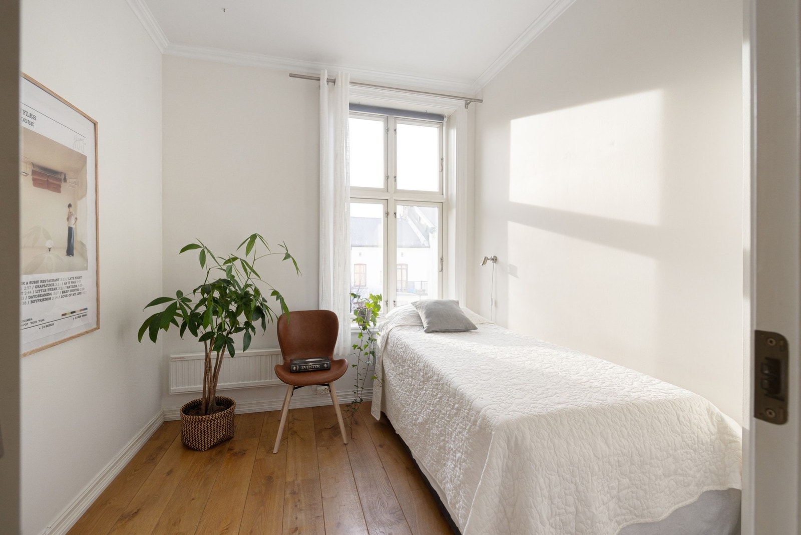 Også soverom 2 vender ut mot bakgården og er av god størrelse. Galleribilde