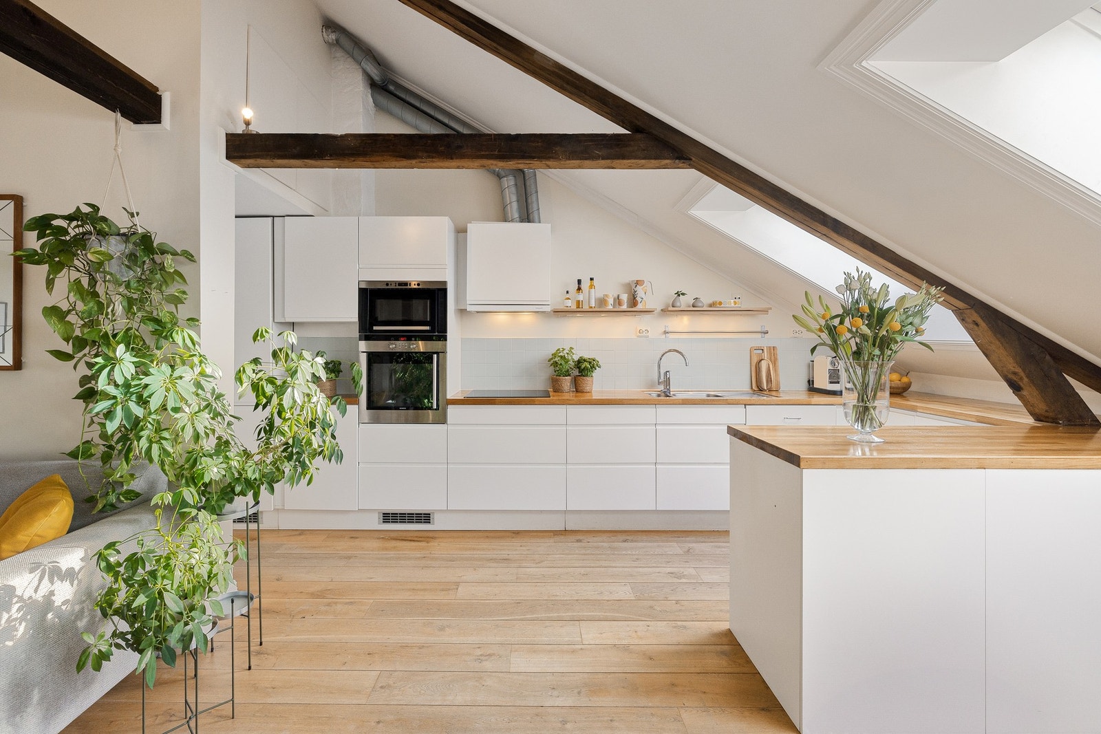 Leiligheten ble renovert, og fikk inkludert loftet i 2000, og fremstår med gjennomgående gode kvaliteter. Galleribilde