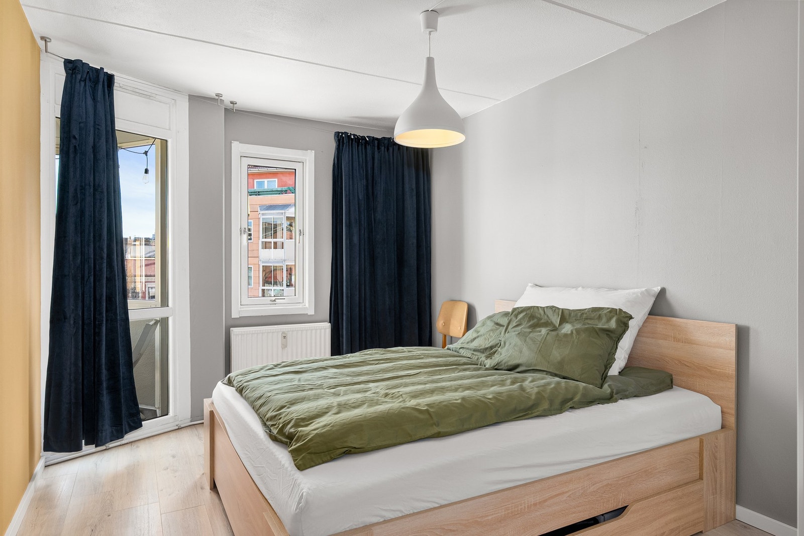 Stort og luftig soverom. Galleribilde