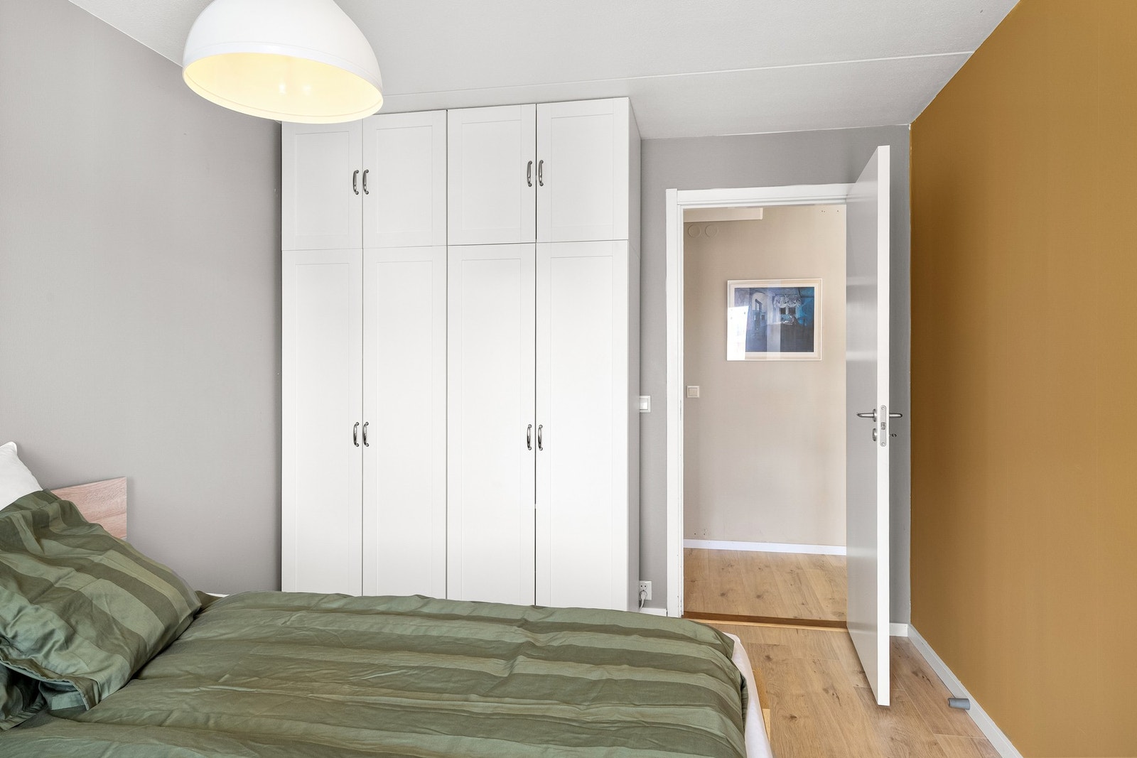 God plass til garderobe på soverommet. Galleribilde