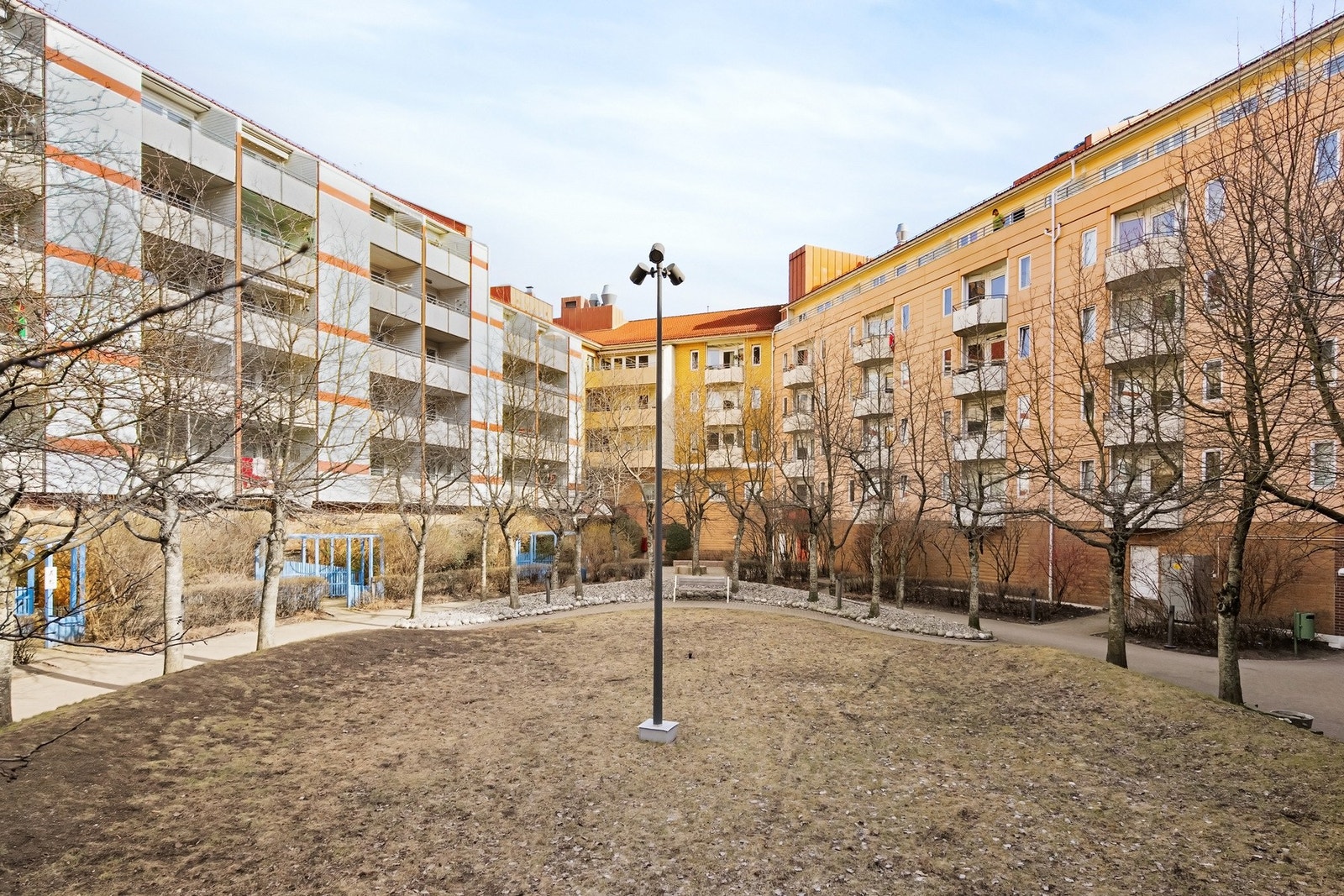 Hyggelig bakgård. Galleribilde