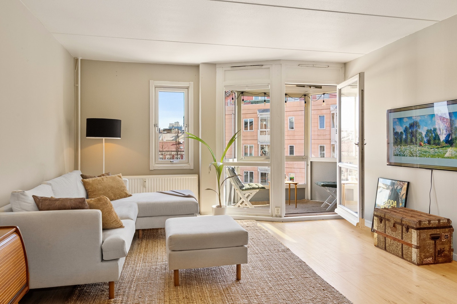 Stuen er enkel å møblere og du har naturlig plass til en sofa, TV med tilhørende møblement og ulike oppbevaringsløsninger. Galleribilde