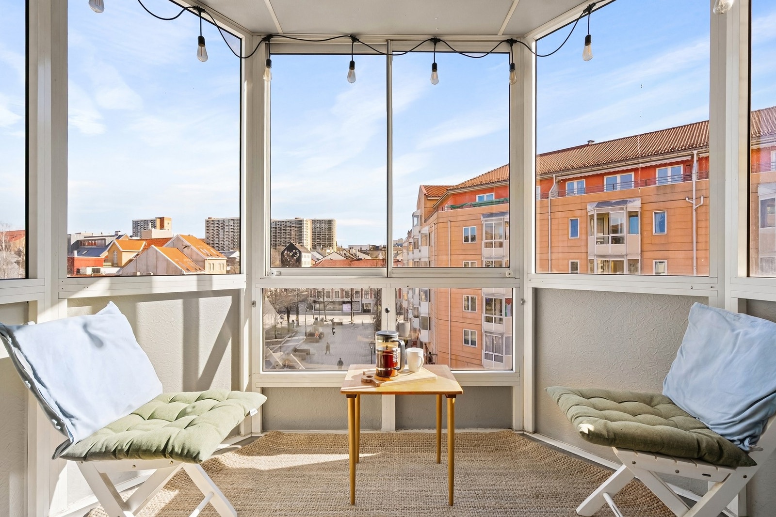 Herlig, innglasset balkong med hyggelig utsyn. Galleribilde