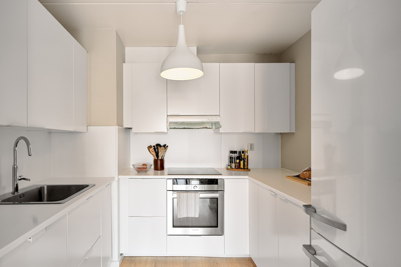 Stilrent kjøkken fra 2022 med hvitevarer inkludert Galleribilde