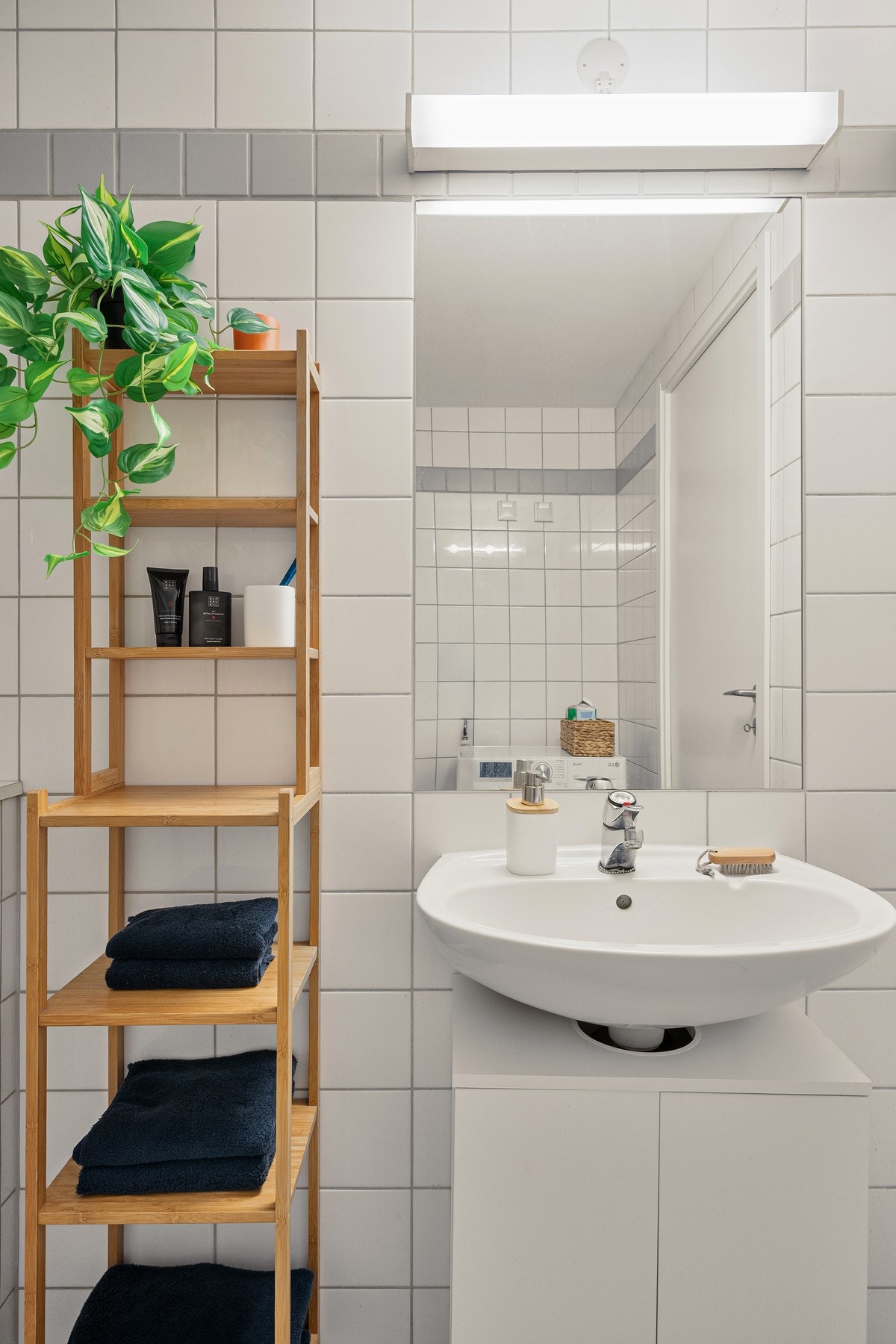 Badet er oppgradert i 2022 med ny servant og dusjhjørne. Galleribilde