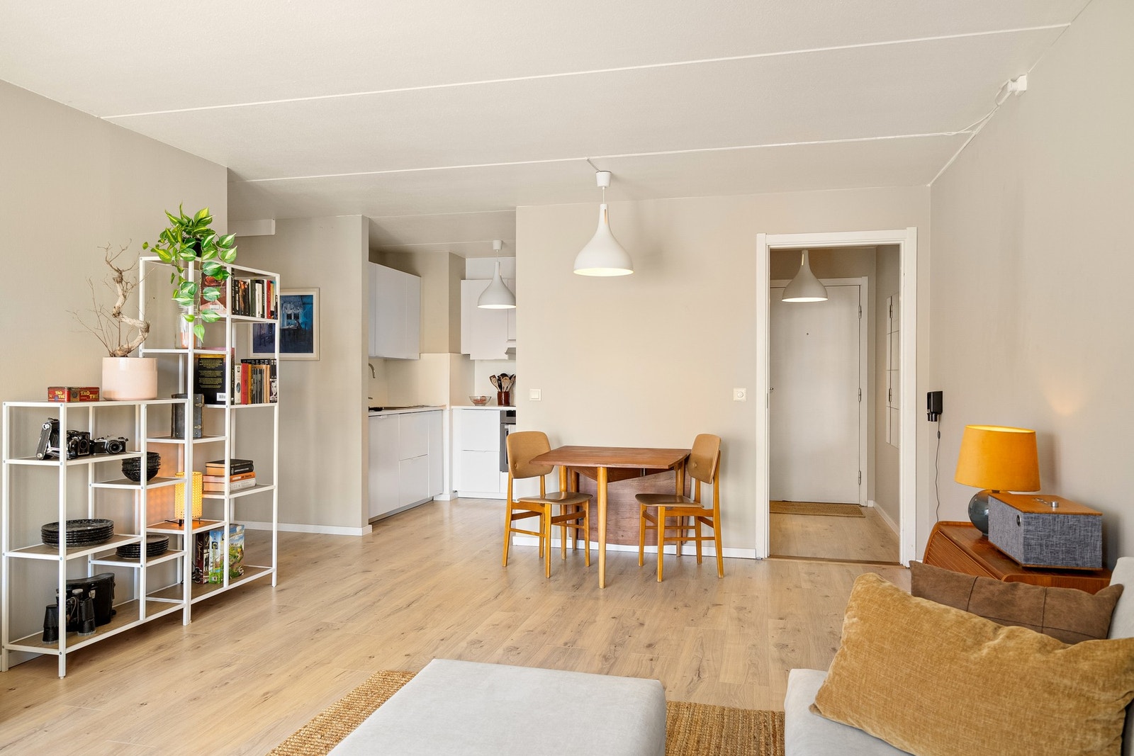 Kjøkkenet ligger i en delvis åpen løsning mot stue. Galleribilde