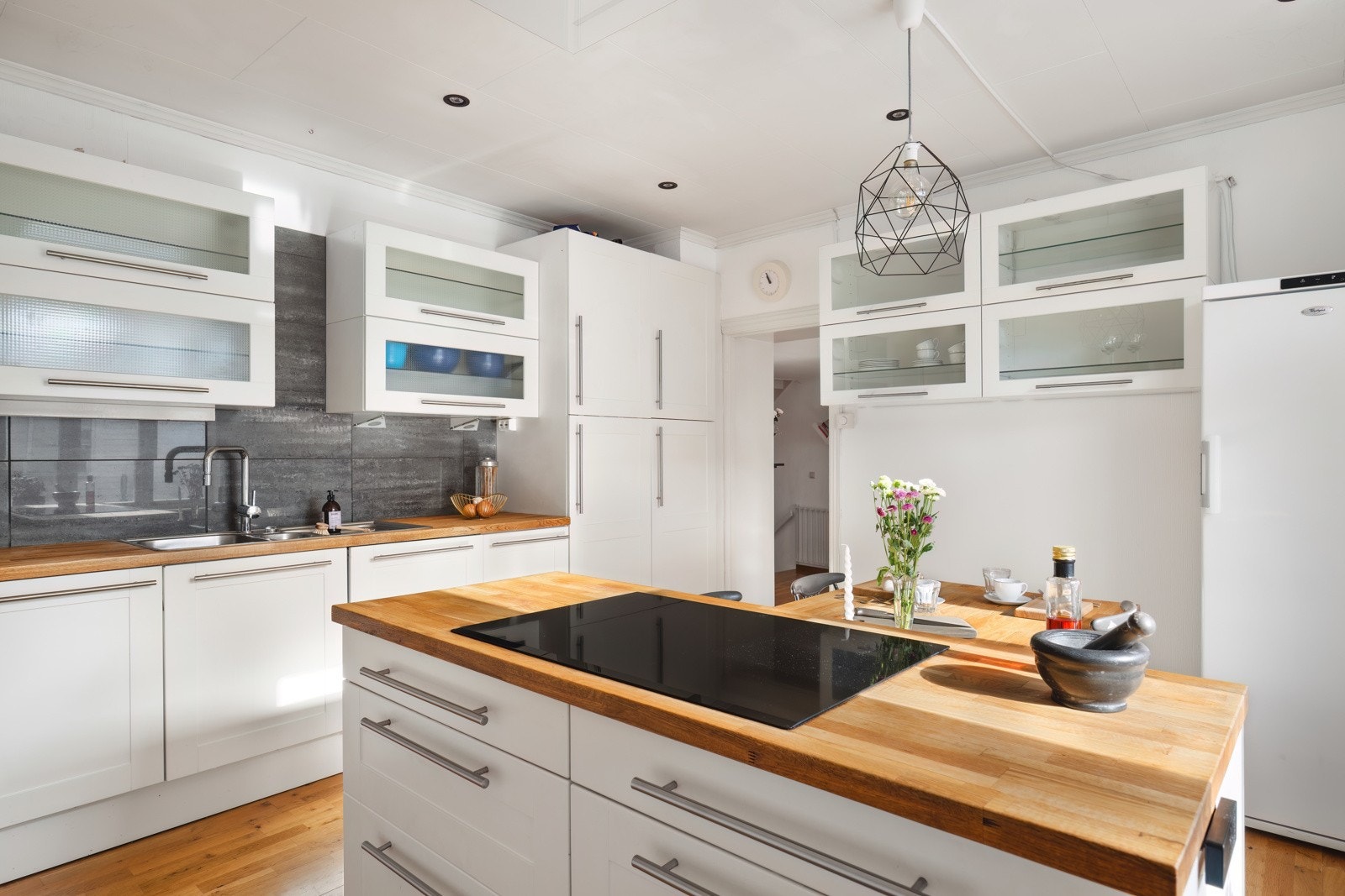 Praktisk kjøkkenøy med skuffer Galleribilde