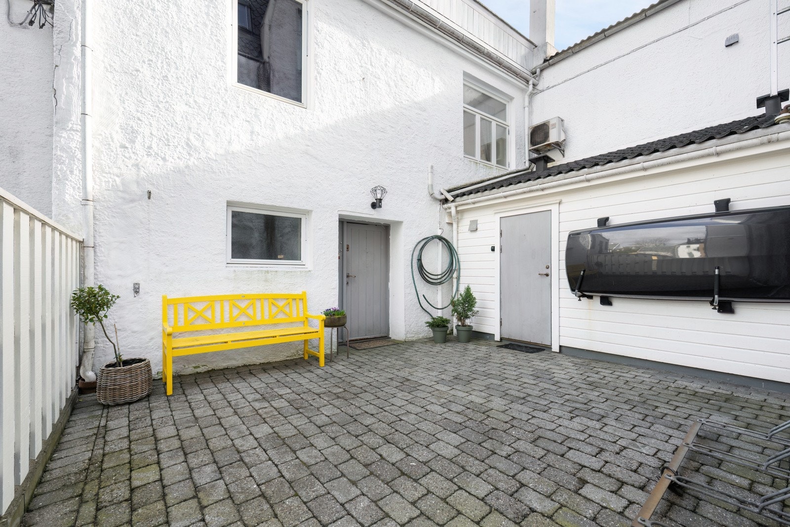 Uteområde / inngangsparti - Inngangsdør og utvendig bod med strømuttak Galleribilde