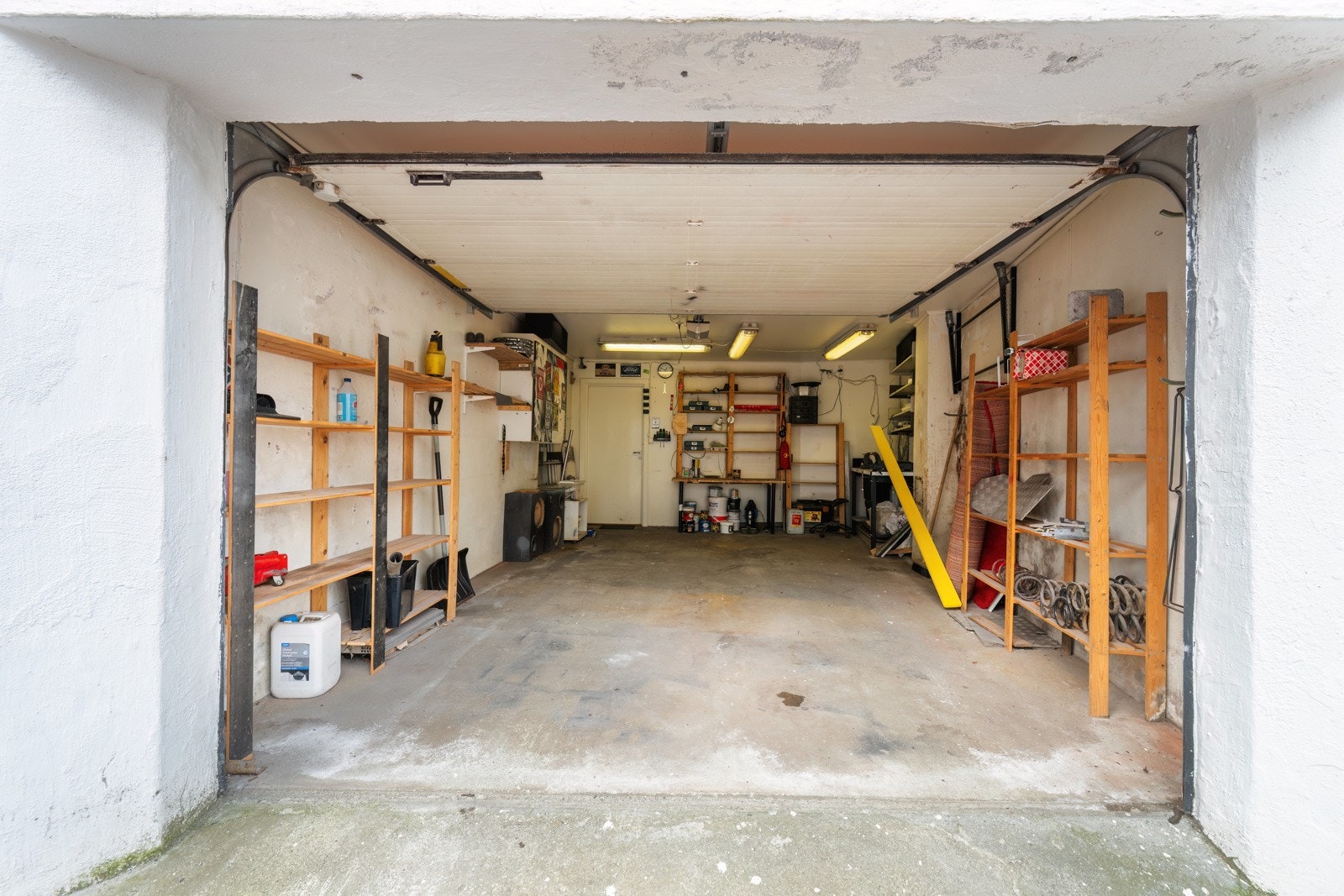 Privat garasje med inngang til boligen - Gå tørr fra garasjen og inn i huset Galleribilde