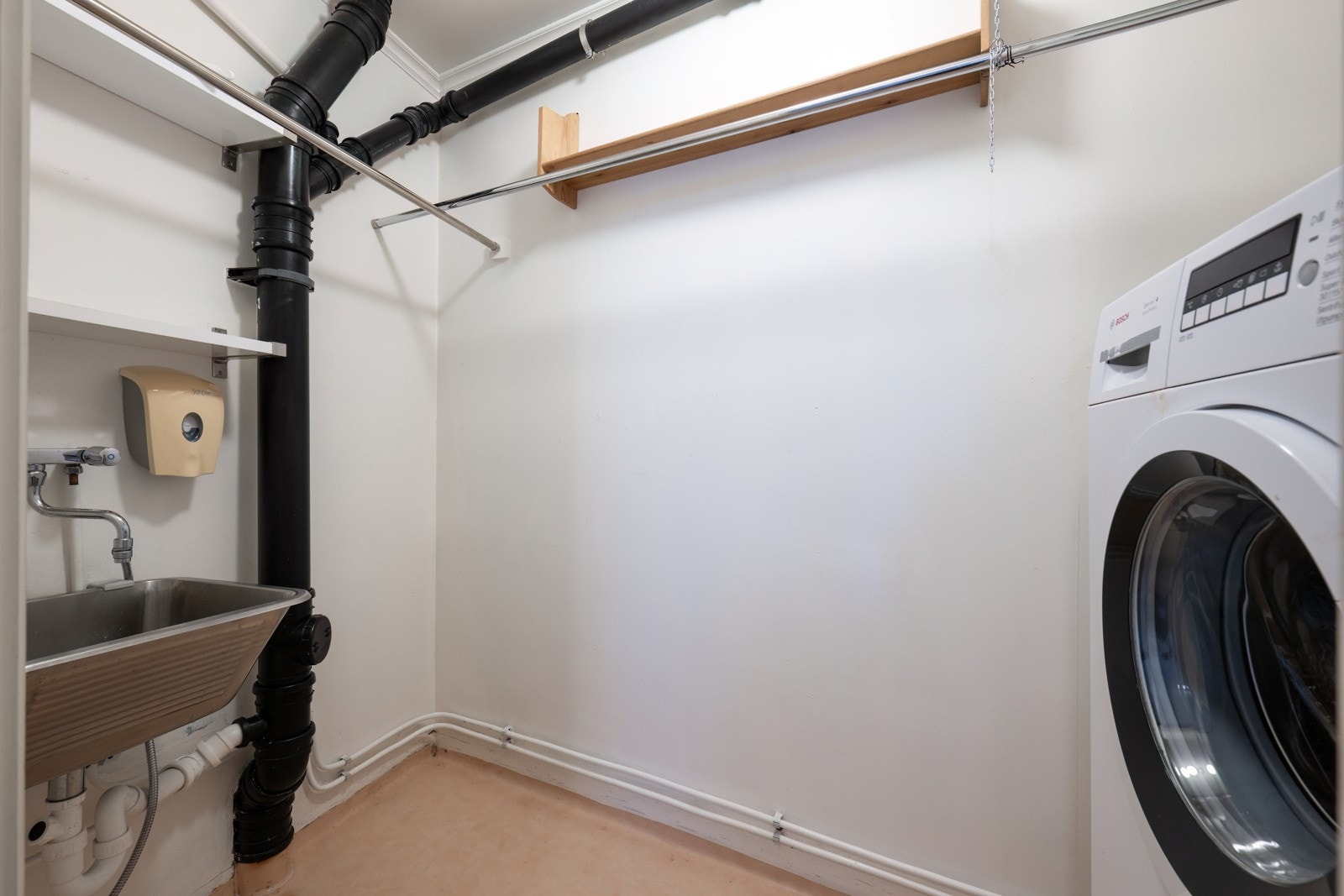 Praktisk vaskerom med utslagsvask Galleribilde