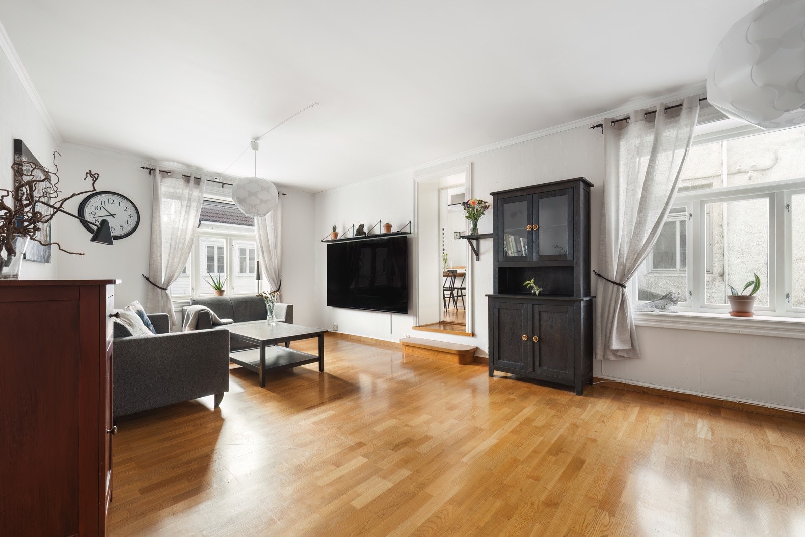 Stue i hovedetasjen med varmepumpe Galleribilde