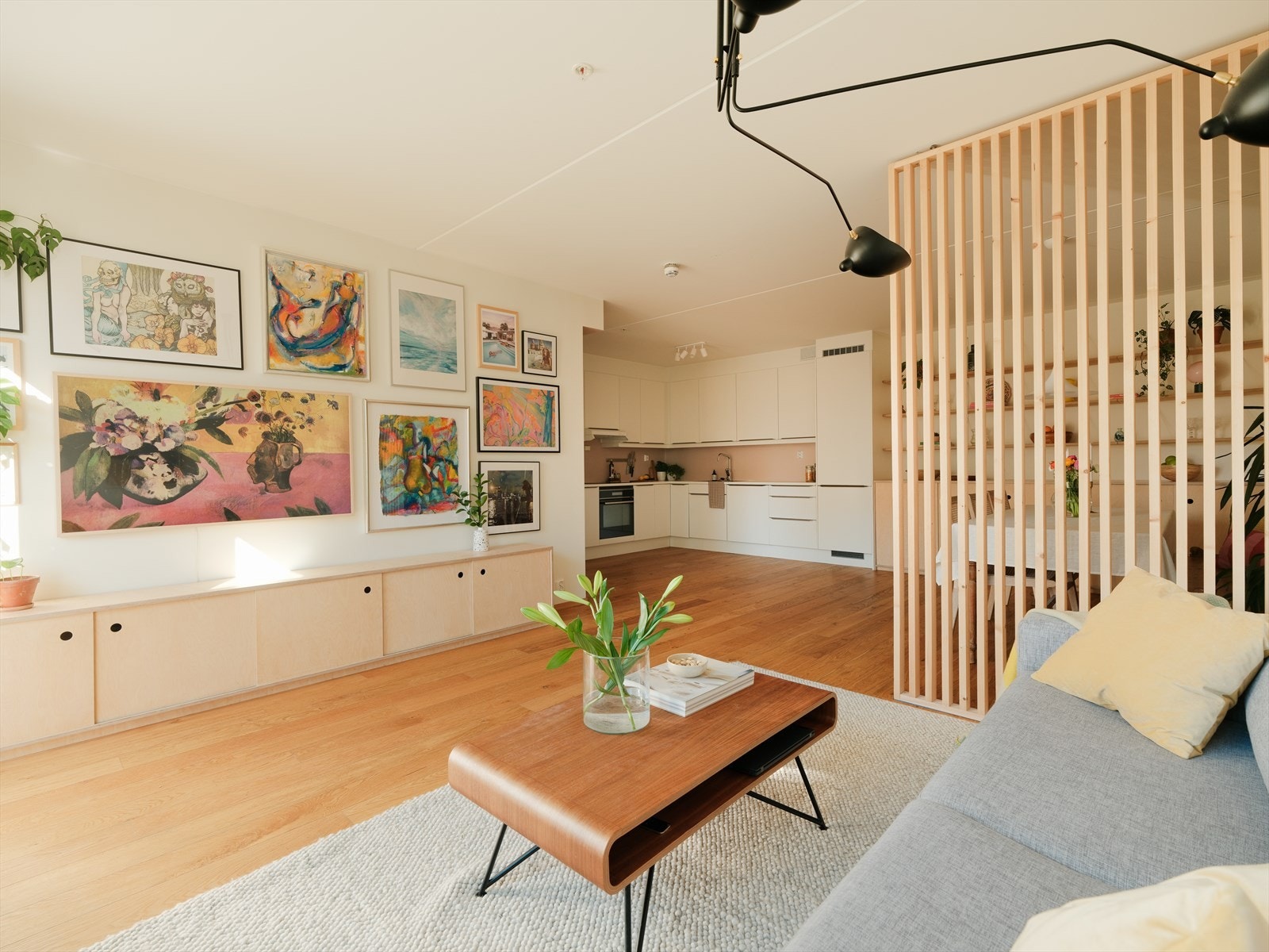 En spilevegg deler naturlig opp rommet mellom stue og spisestue, samtidig som den opprettholder en åpen og luftig følelse. Galleribilde