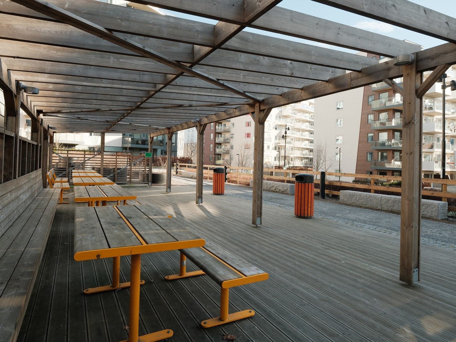 Det er et variert landskap i dette området med høydevariasjoner, fontener, flott beplantning og lune og private soner. Galleribilde