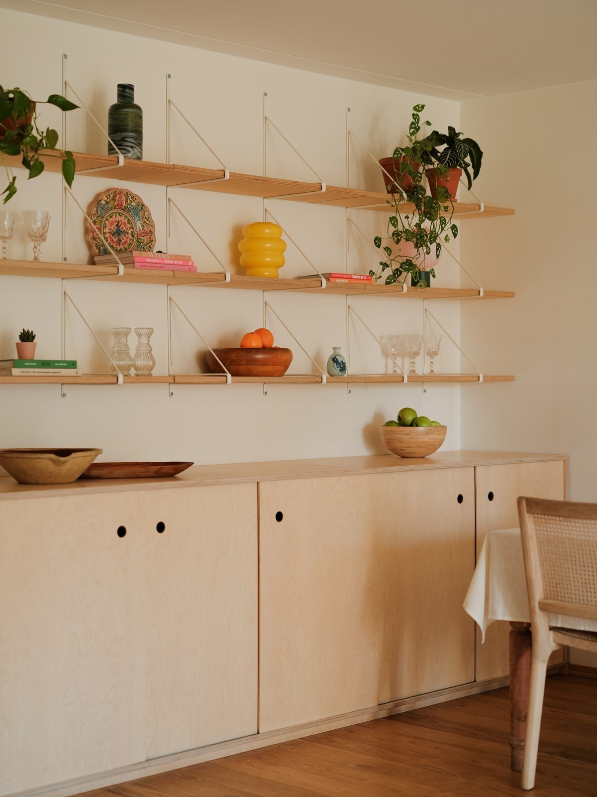 Skapinnredning og hyller ved spisestuen gir både stil og funksjonalitet. Galleribilde