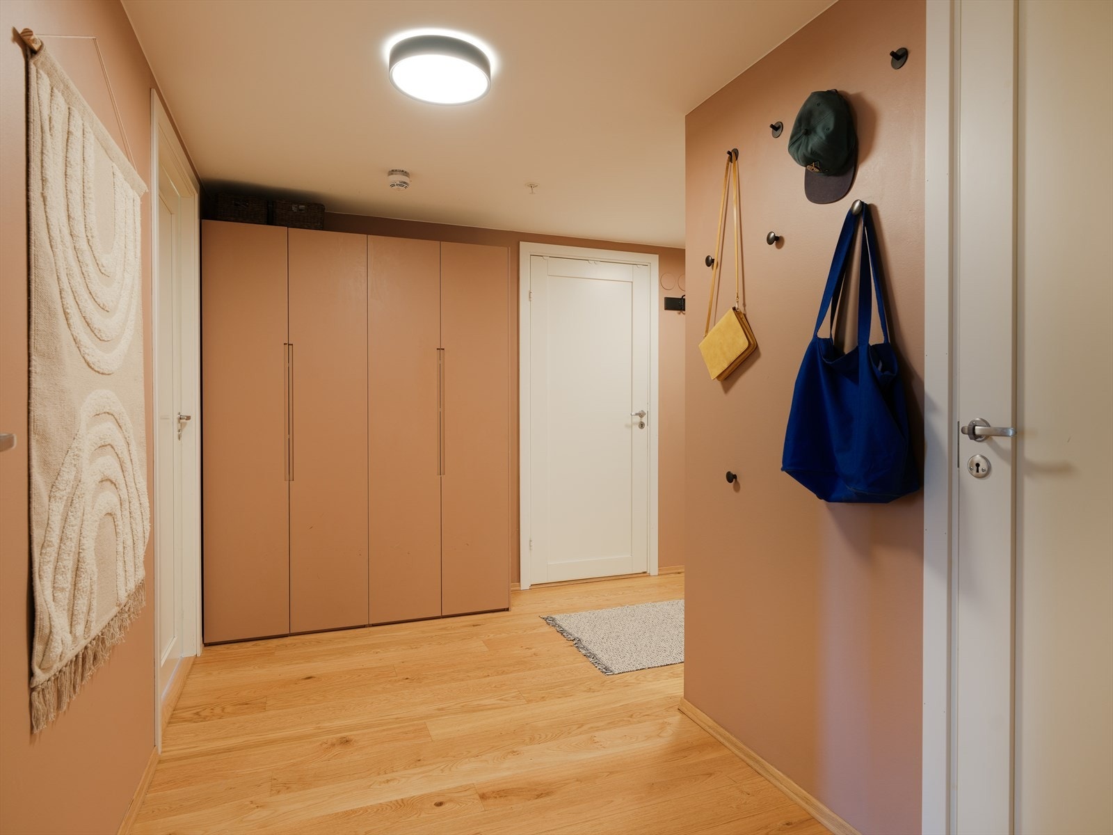 Boligens entré gir et svært godt førsteinntrykk og er romslig. Galleribilde