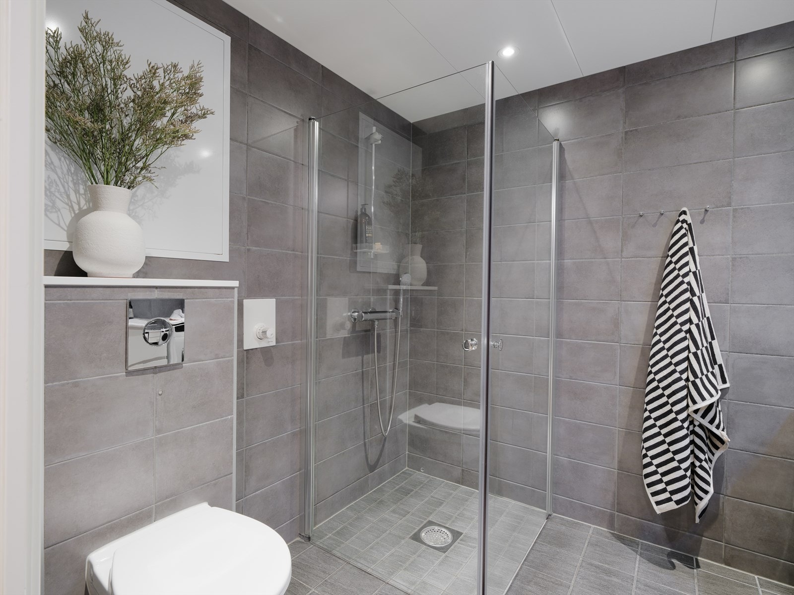 Dusjhjørne med svingbare glassdører. Galleribilde