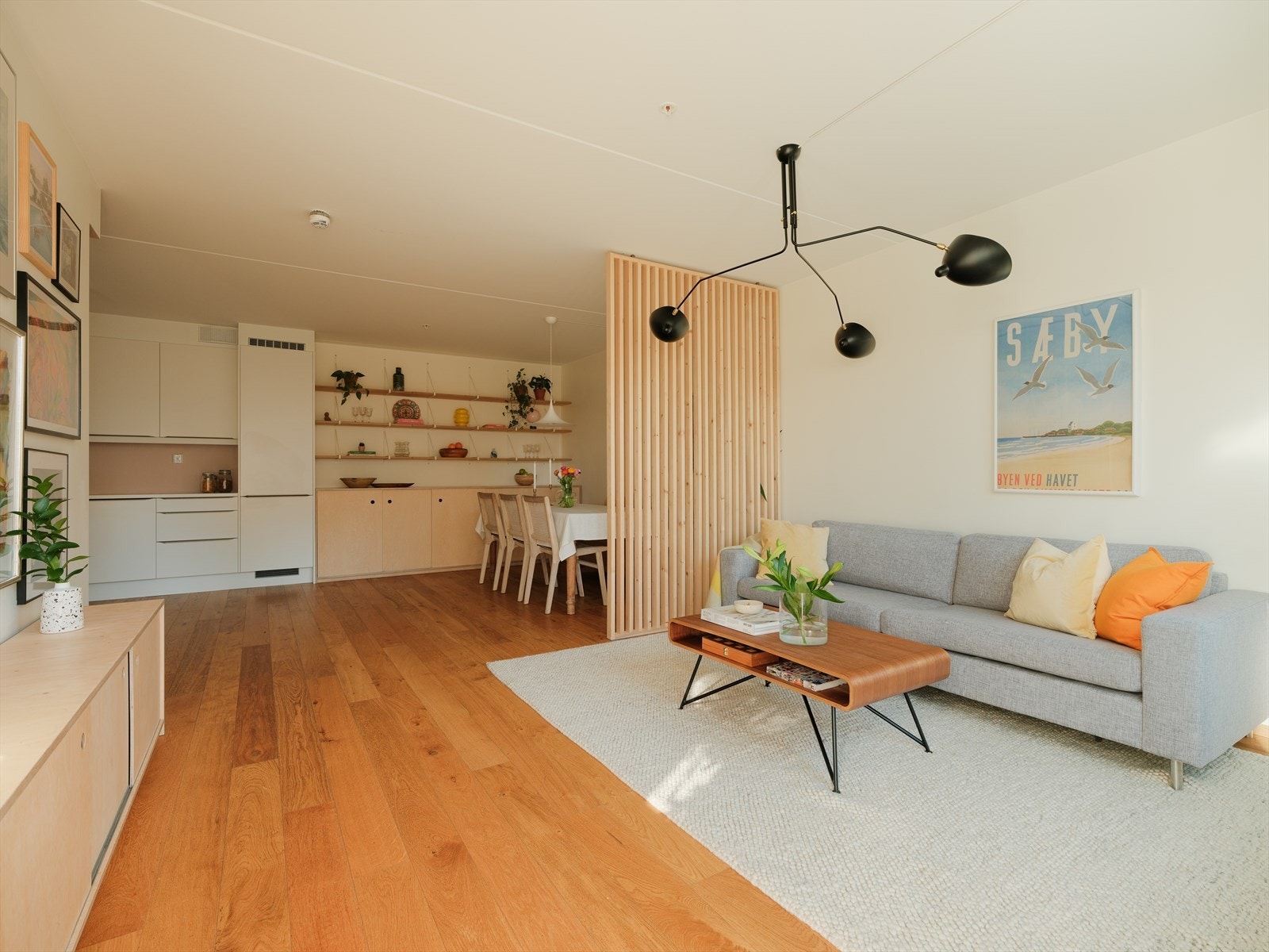 1-stavs eikeparkett på gulvet og nøytrale overflater gir gode muligheter for personlig innredning. Galleribilde