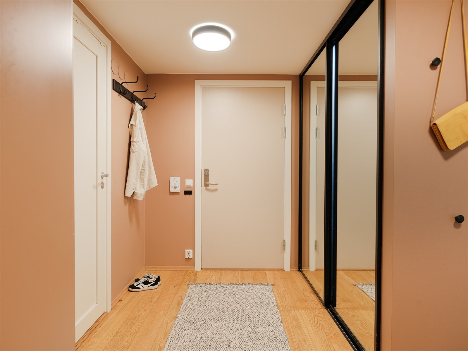 Skyvedørsgarderoben sørger for rikelig med oppbevaringsplass. Galleribilde