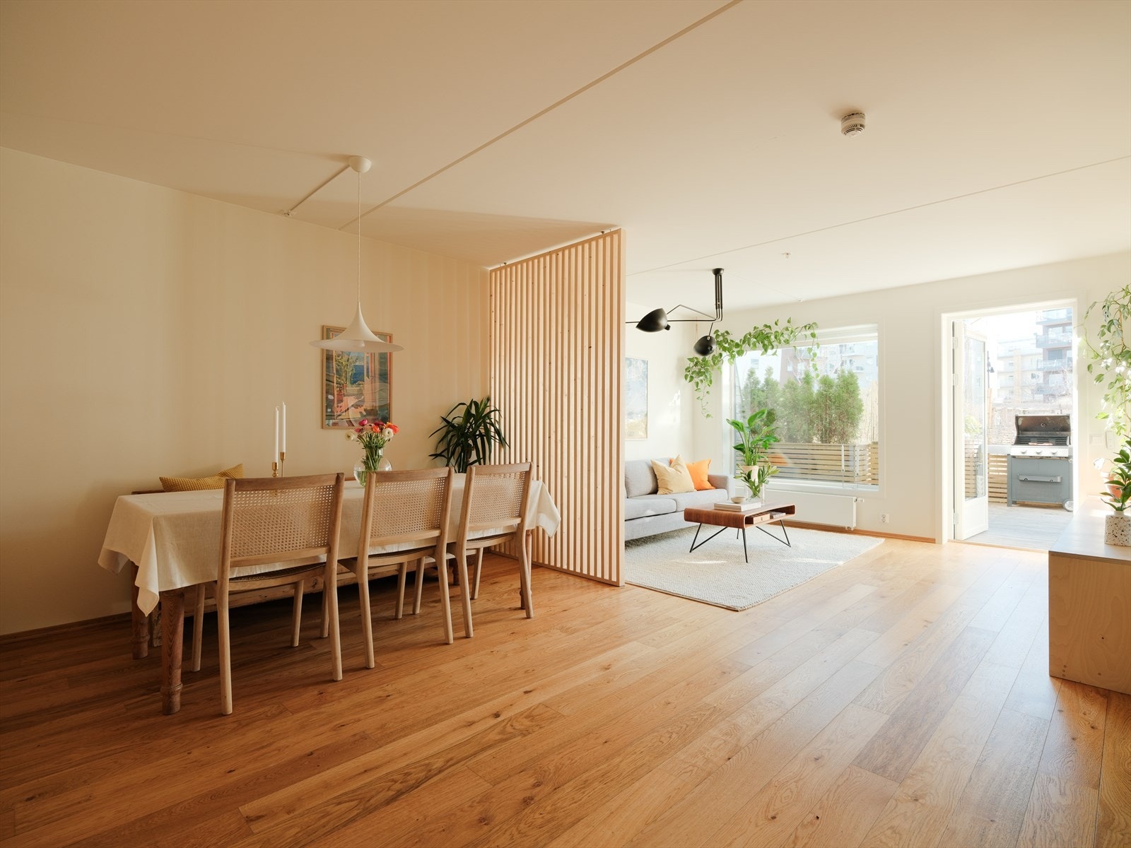 Stuen og spisestuen utgjør et stort allrom og er det naturlige samlingspunktet. Galleribilde