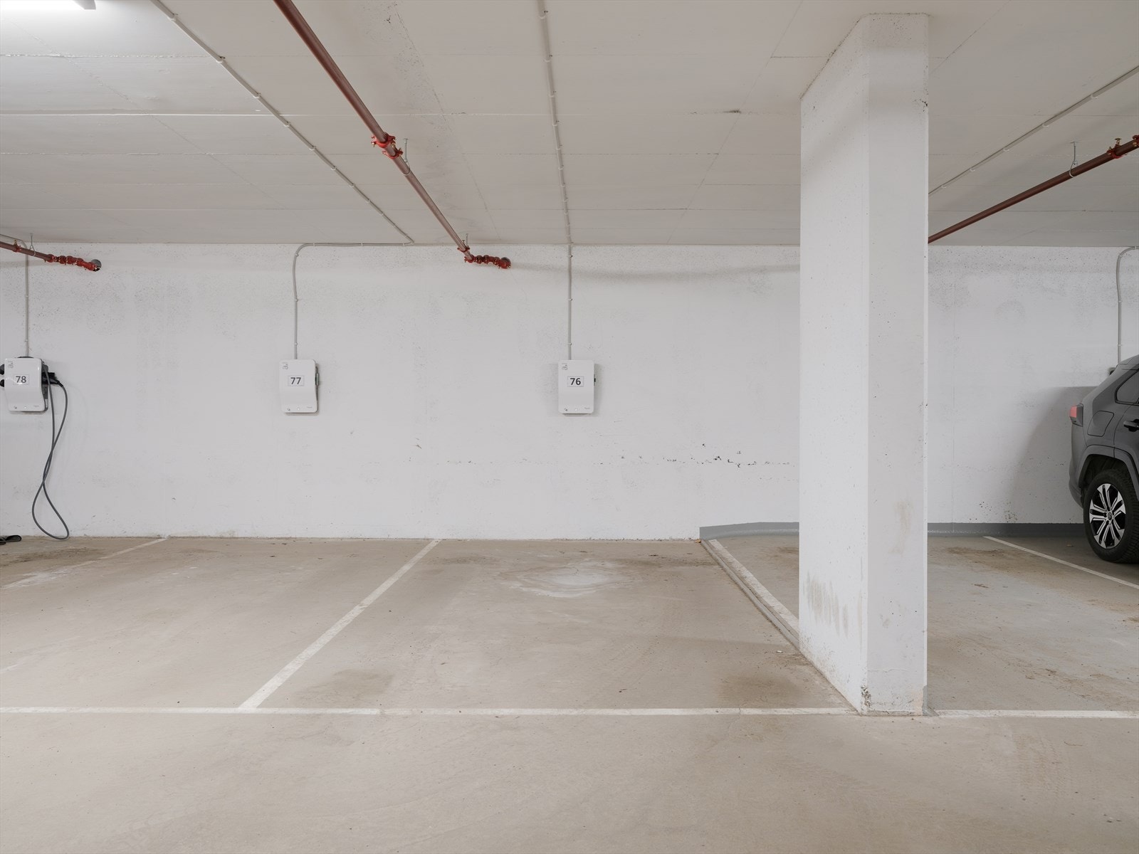 Leiligheten har bruksrett til p-plass i felles garasjeanlegg med elbillader på plassen. Galleribilde