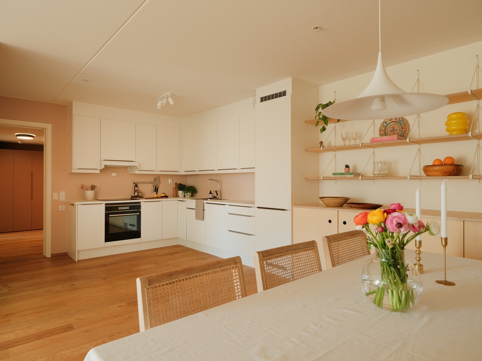 Kjøkkenet er i delvis åpen løsning mot stuen, men ligger likevel pent adskilt i egen sone. Galleribilde