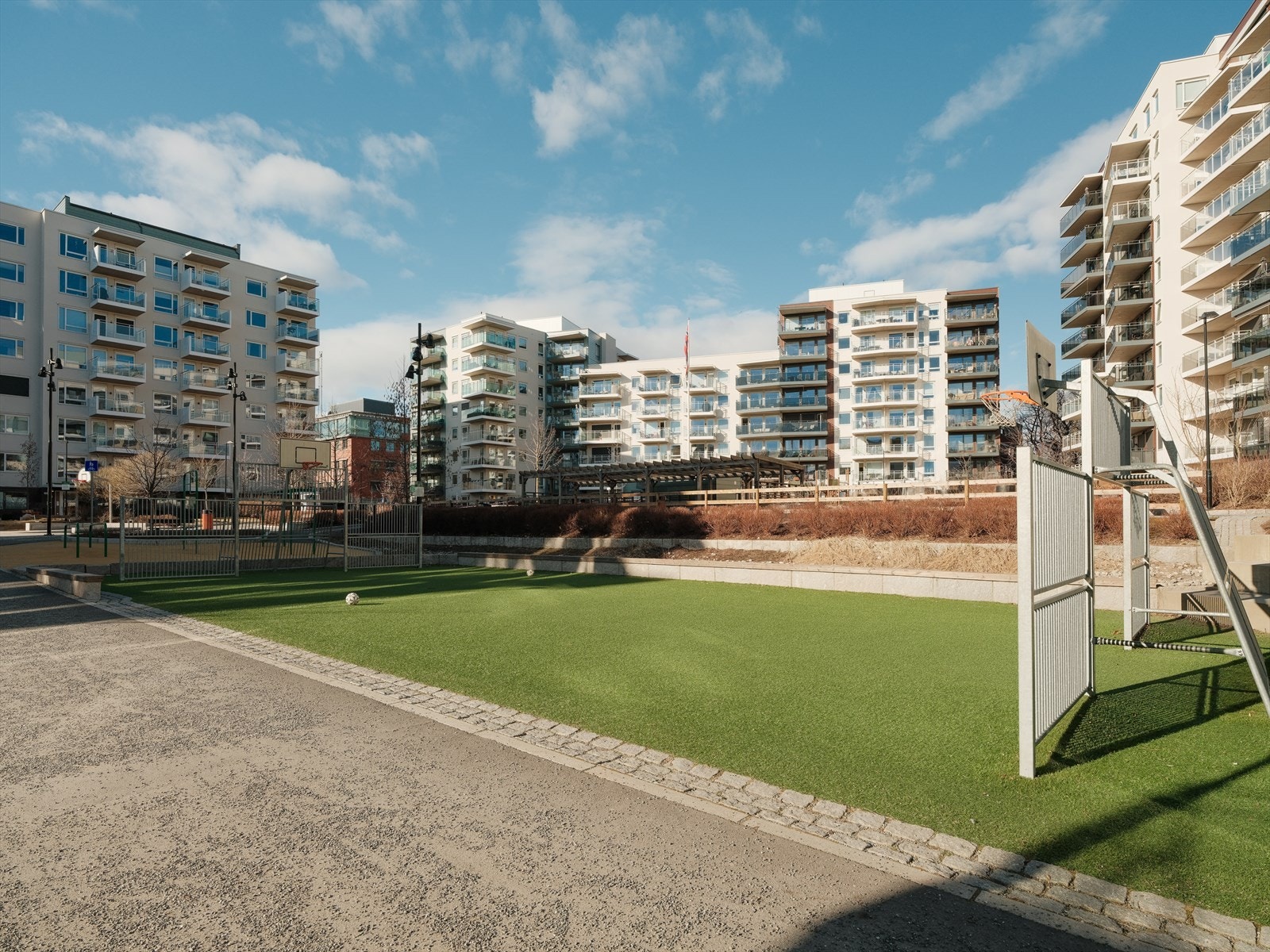 Byggene i prosjektet ligger rundt en stor gårdspark i tillegg til uteområder mellom hvert enkelt bygg - dette omfatter omlag 10 mål med flotte grøntområder som er høyt verdsatt av både store og små. Galleribilde