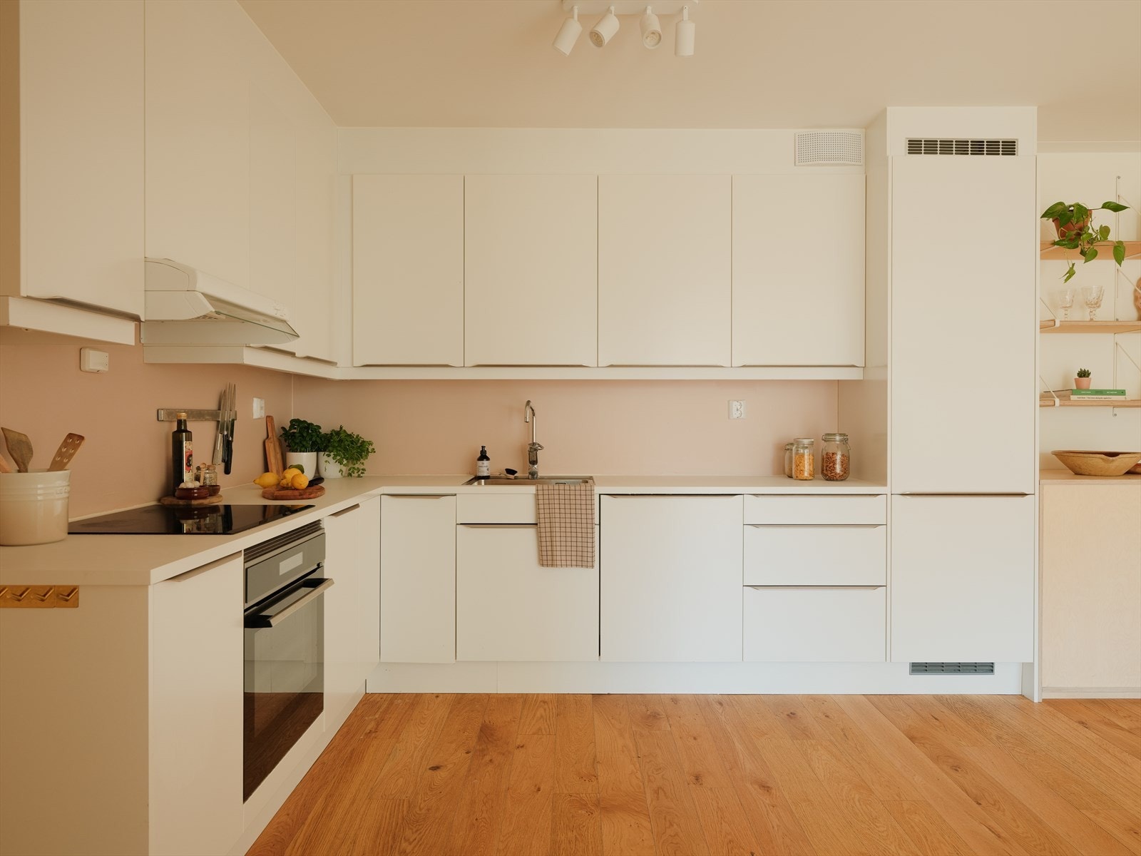 Kjøkkenet er fullt utstyrt med integrerte hvitevarer, inkludert induksjonstopp, stekeovn, oppvaskmaskin og kombinert kjøl/frys. Galleribilde