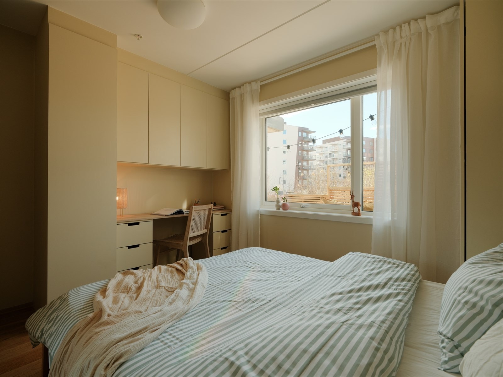 I tillegg har rommet en praktisk kontorløsning med skap og skuffer - ideelt for hjemmekontor eller ekstra lagringsplass. Galleribilde