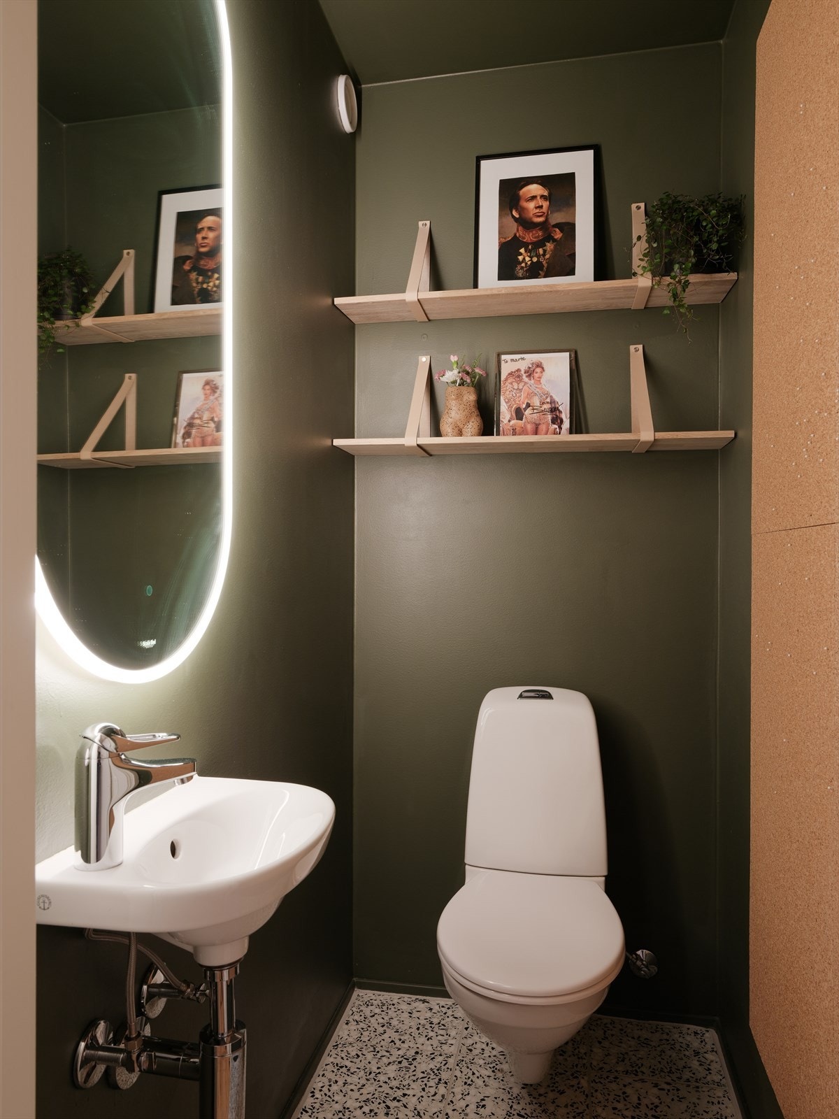 Et praktisk toalettrom, malt i en elegant mørkegrønn farge. Galleribilde