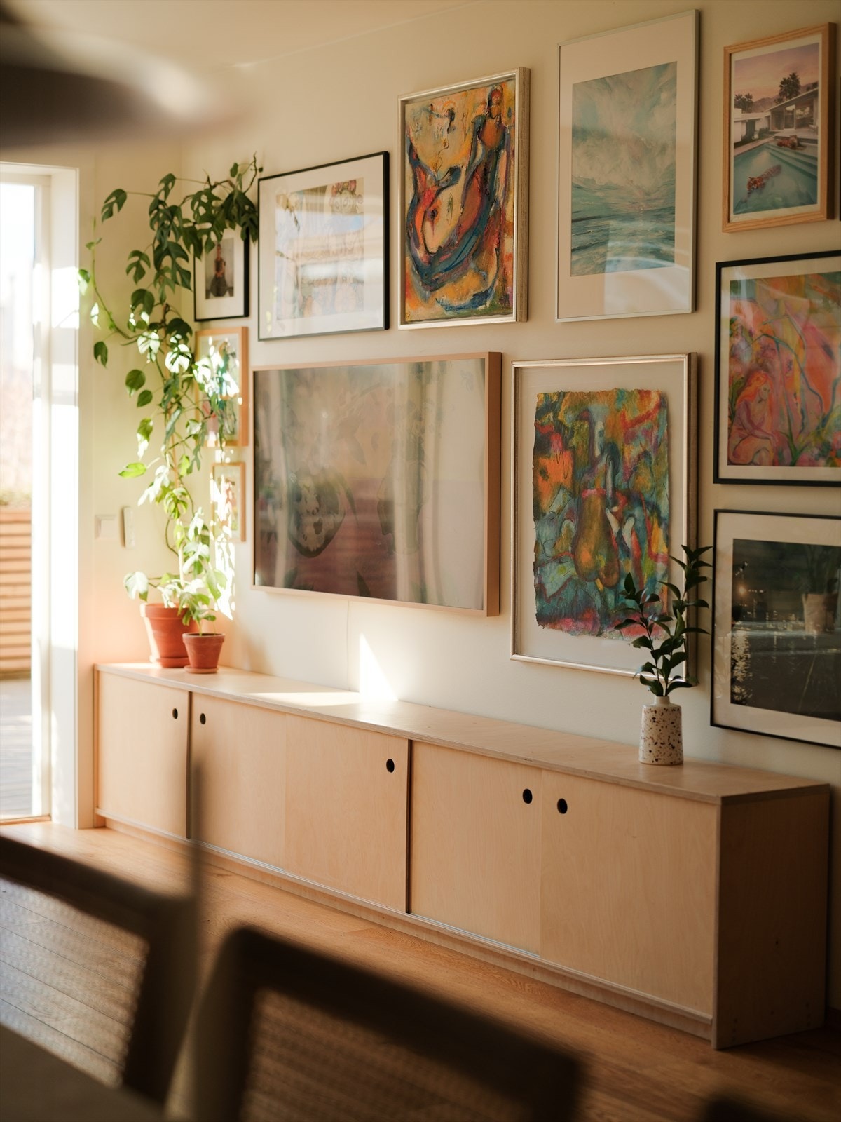 Skapinnredning i stuen medfølger og gir ekstra plass til oppbevaring. Galleribilde