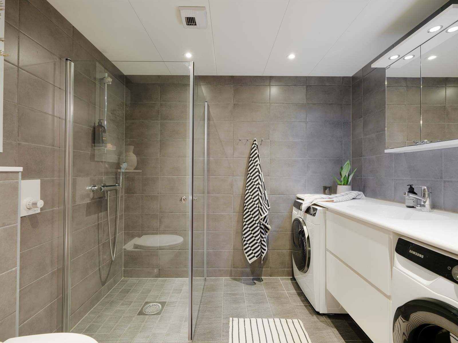 Moderne, flislagt bad utstyrt med innfelte downlights som gir en behagelig belysning og gulvvarme sørger for ekstra komfort. Galleribilde