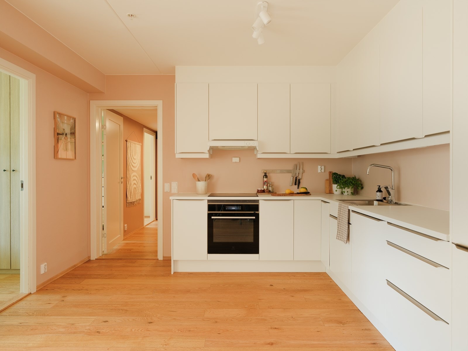 Lyst kjøkken fra Sigdal med glatte fronter og en slitesterk laminat benkeplate. Galleribilde