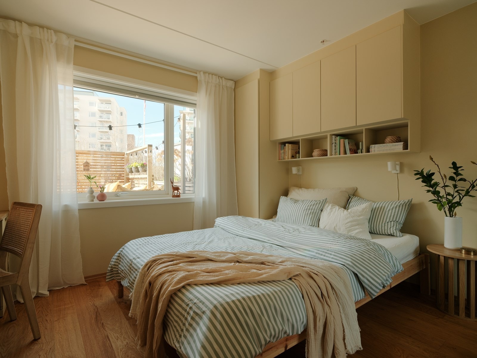 Hovedsoverommet er romslig og innbydende, med god plass til en stor dobbeltseng og nattbord. Galleribilde