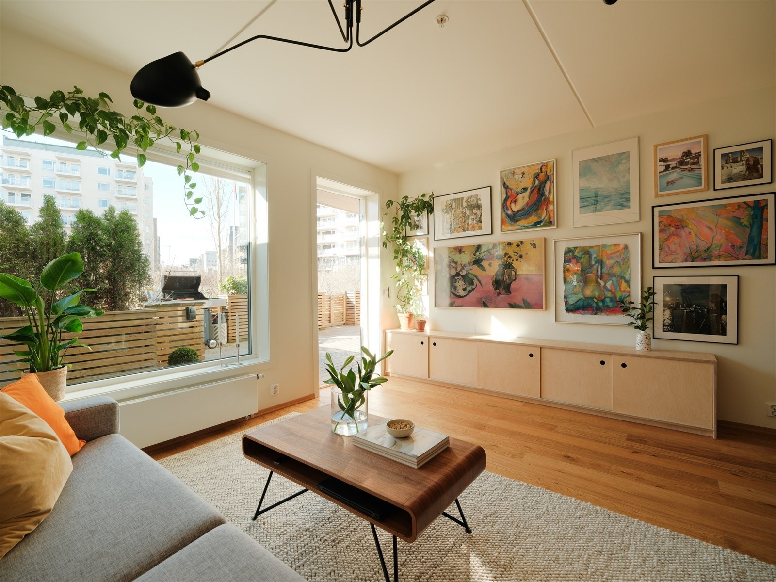 Dette er en flott 4-roms leilighet med rekkehusfølelse, med sentral beliggenhet på Løren. Galleribilde