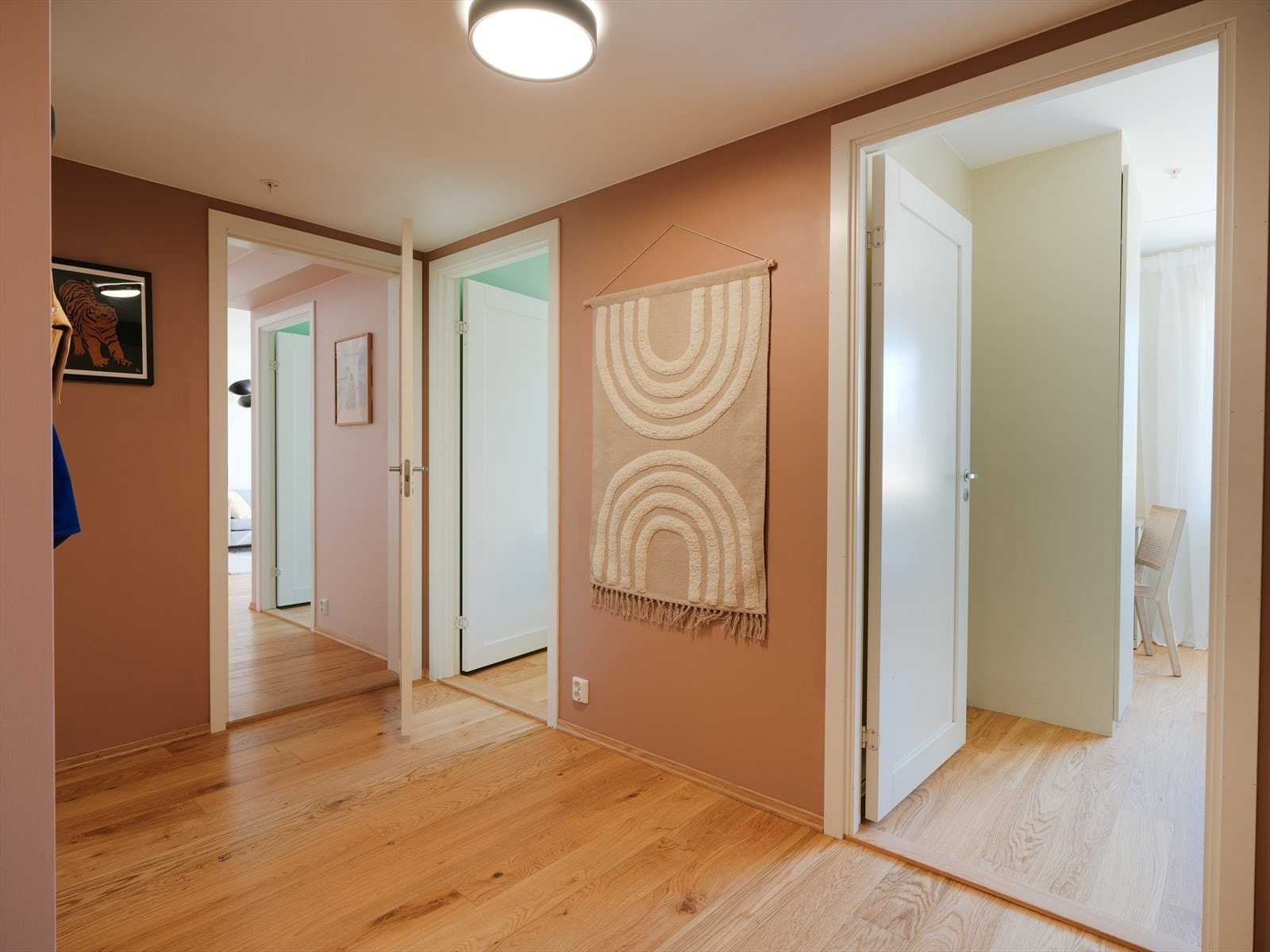 Den åpne planløsningen gjør gangen til et naturlig knutepunkt i boligen. Galleribilde