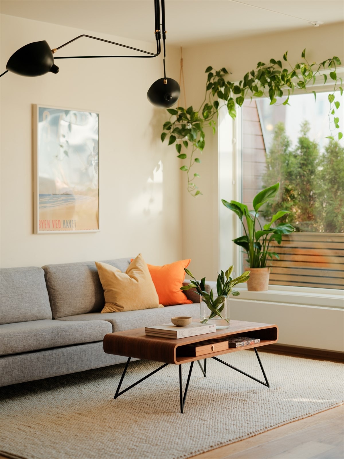 Store vindusflater og balkongdør med glassfelt slipper inn rikelig med dagslys. Galleribilde