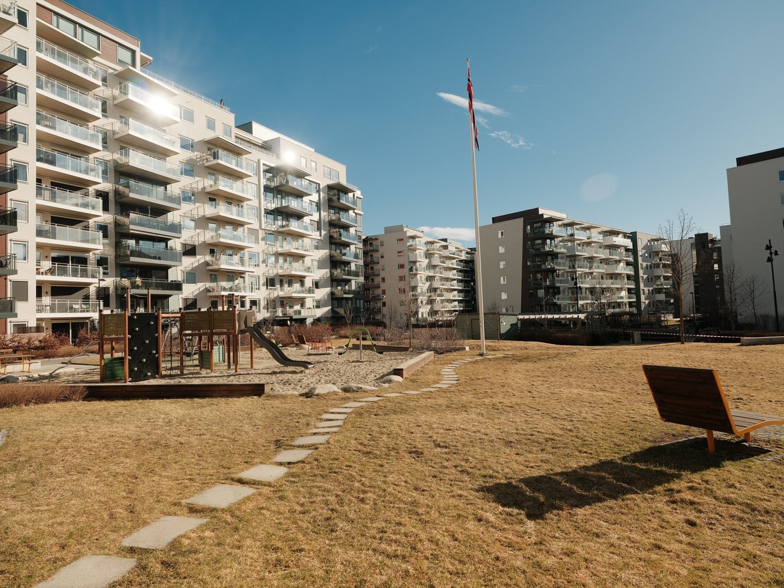 Her finner du lekeplasser, hyggelige sittegrupper, klatrevegg og treningsmuligheter. Galleribilde