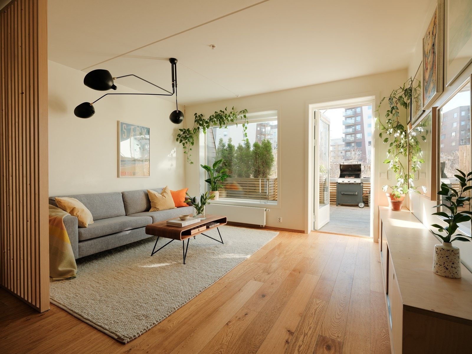 Boligens stue er romslig og innbydende, med et gjennomført uttrykk. Galleribilde