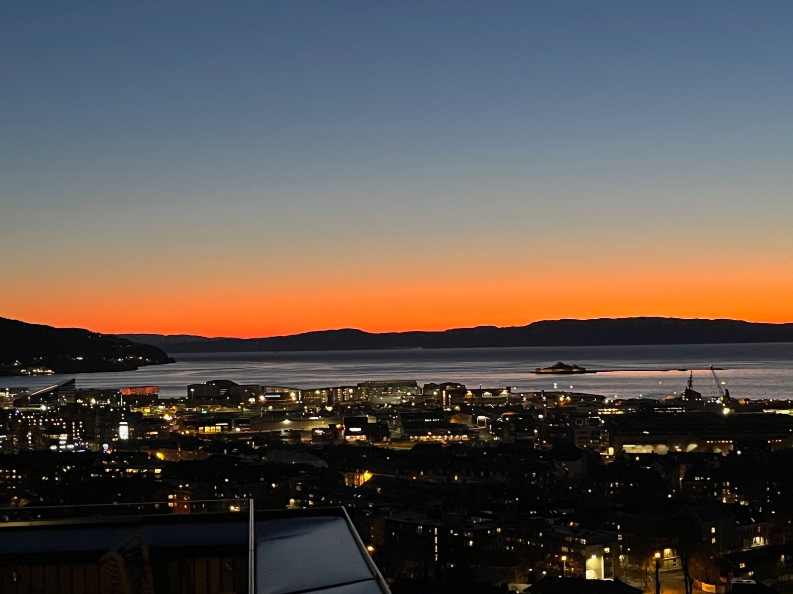 Eiers private bilder av solnedgangen. Galleribilde